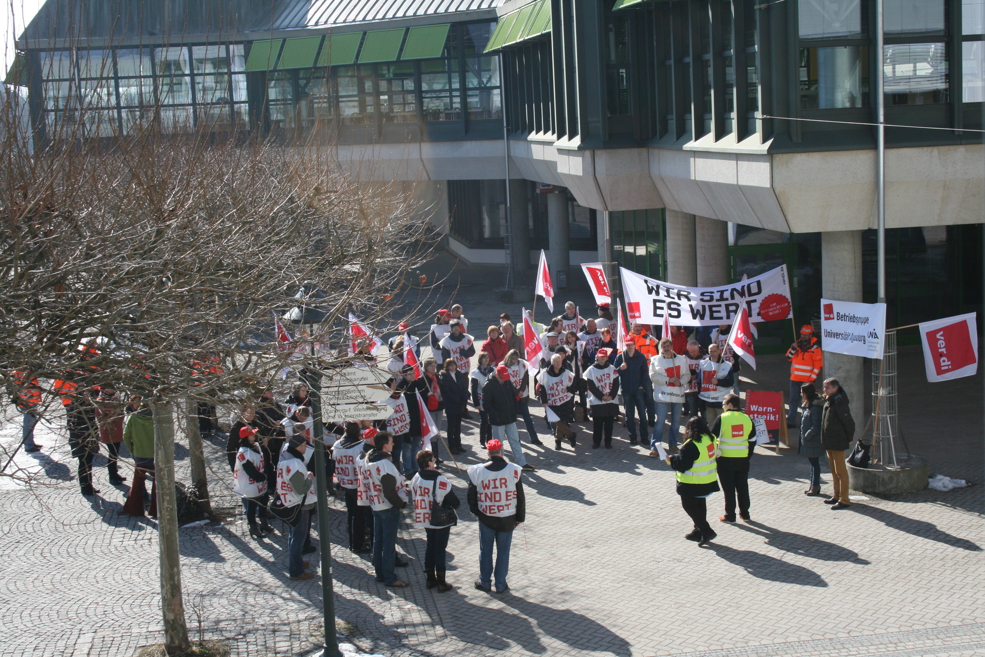 Der öffentliche Dienst streikt vor der Universität Augsburg kurz vor der nächsten Tarifrunde, Foto: B4B SCHWABEN