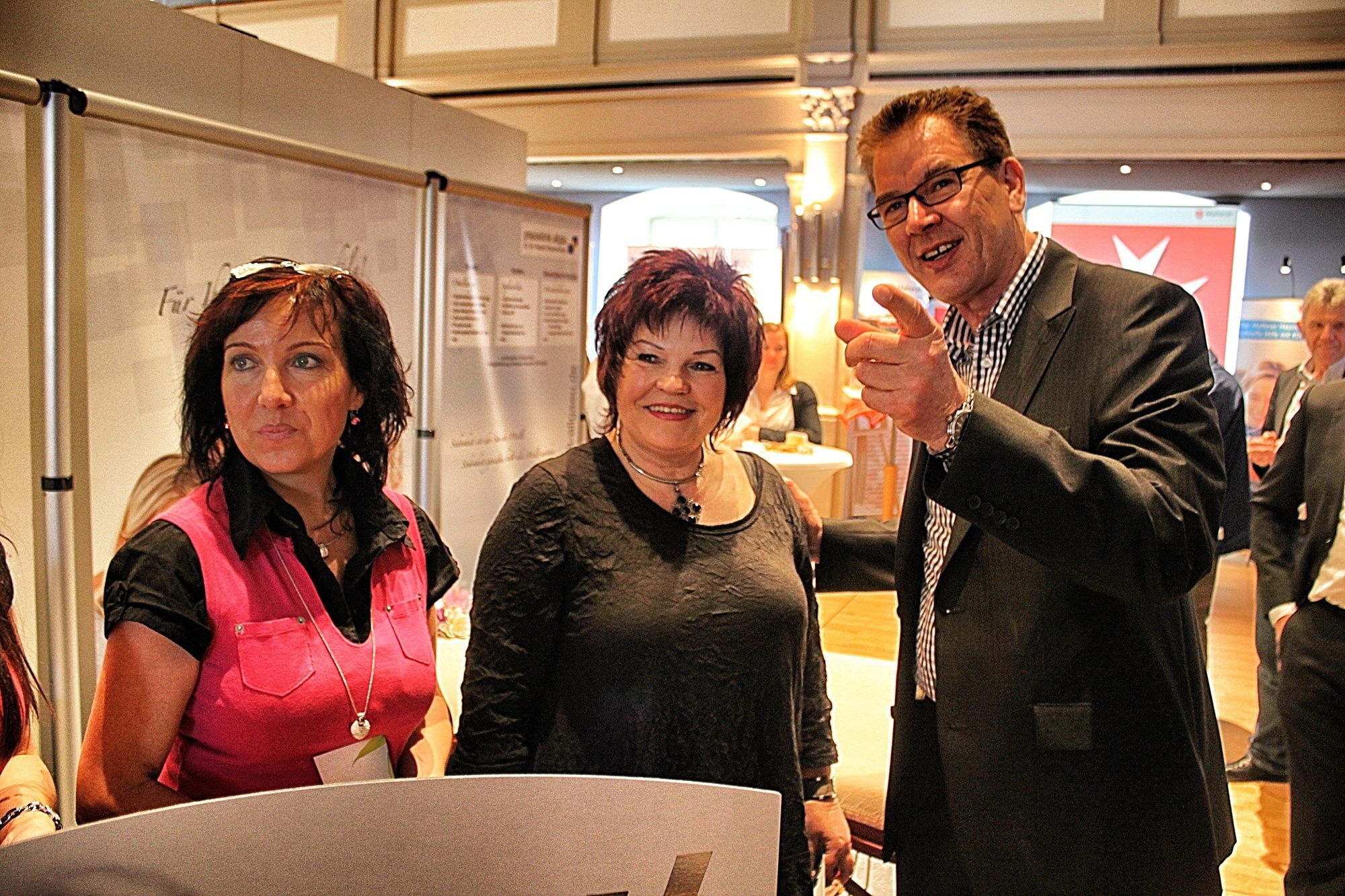 Schirmherr Dr. Gerd Müller im Gespräch mit Ausstellerinnen Foto: Herr Marcus Baumann