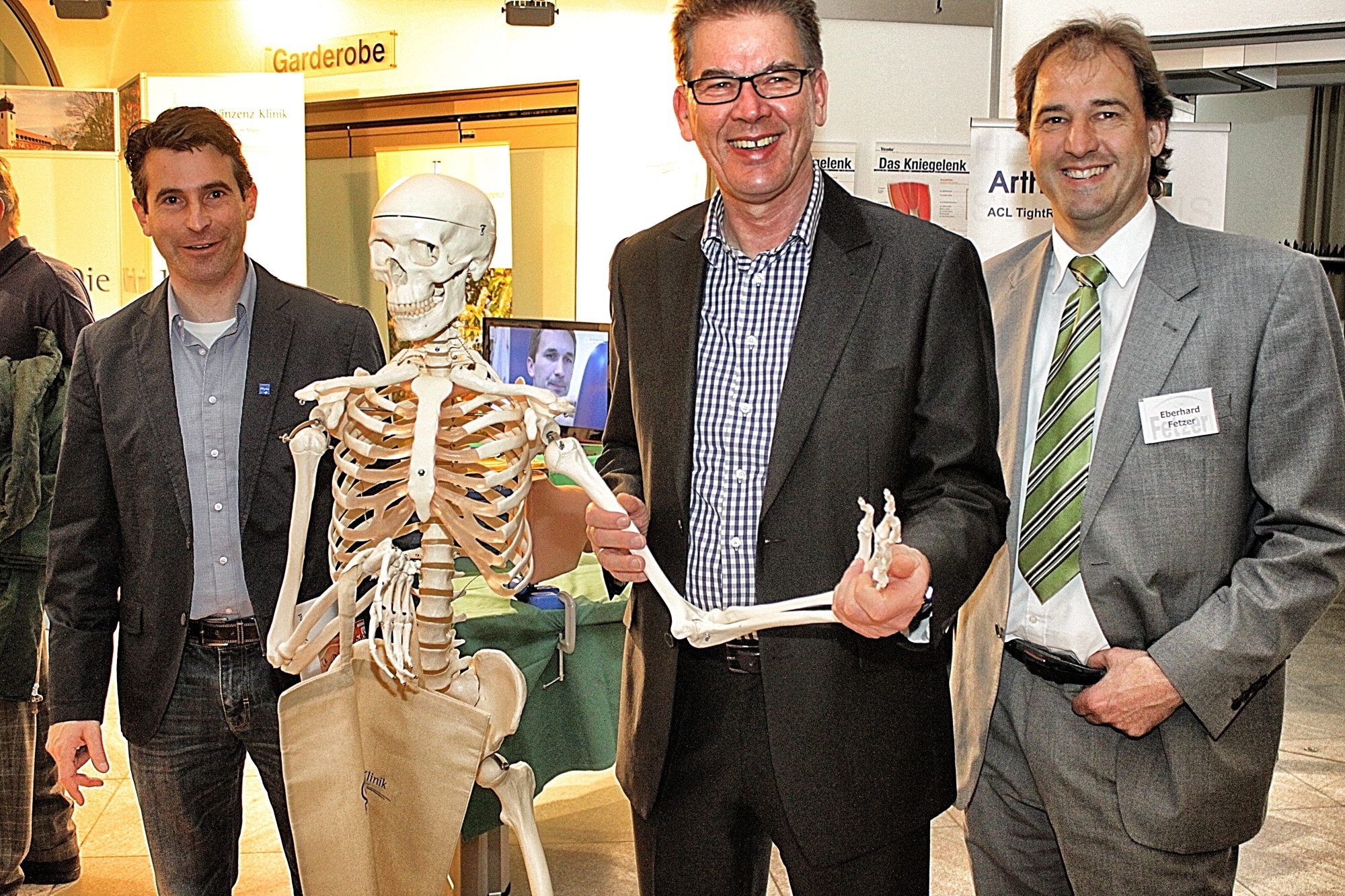Eric Beiwenger, Dr. Gerd Müller und Eberhard Fetzer am Stand der Dt. Vinzenz Klinik Pfronten Foto: Herr Marcus Baumann