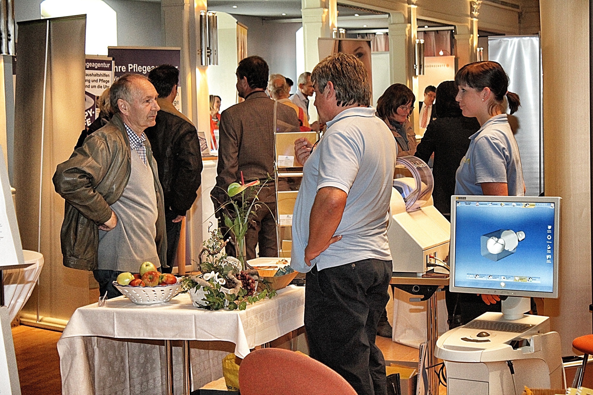Interessierte Besucher an den Messeständen auf der gesund&vital Foto: Herr Marcus Baumann