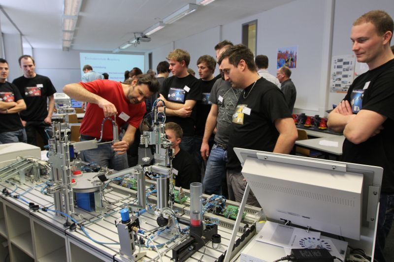 Der Tag der offenen Tür an der Technikerschule Augsburg und die Firmenkontaktmesse kontakTA waren ein voller Erfolg, Foto: Saski