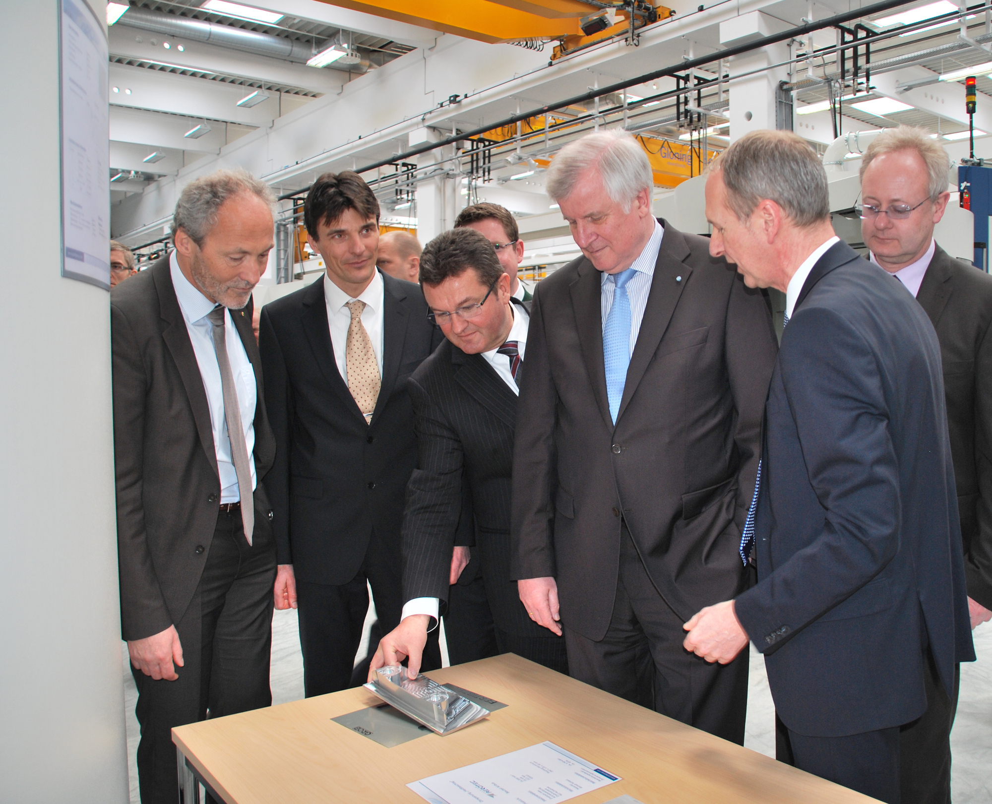Christian Grob u. German Wankmiller, Grob-Geschäftsleitung, führten Seehofer durch den Betrieb, Foto: LRA Unterallgäu