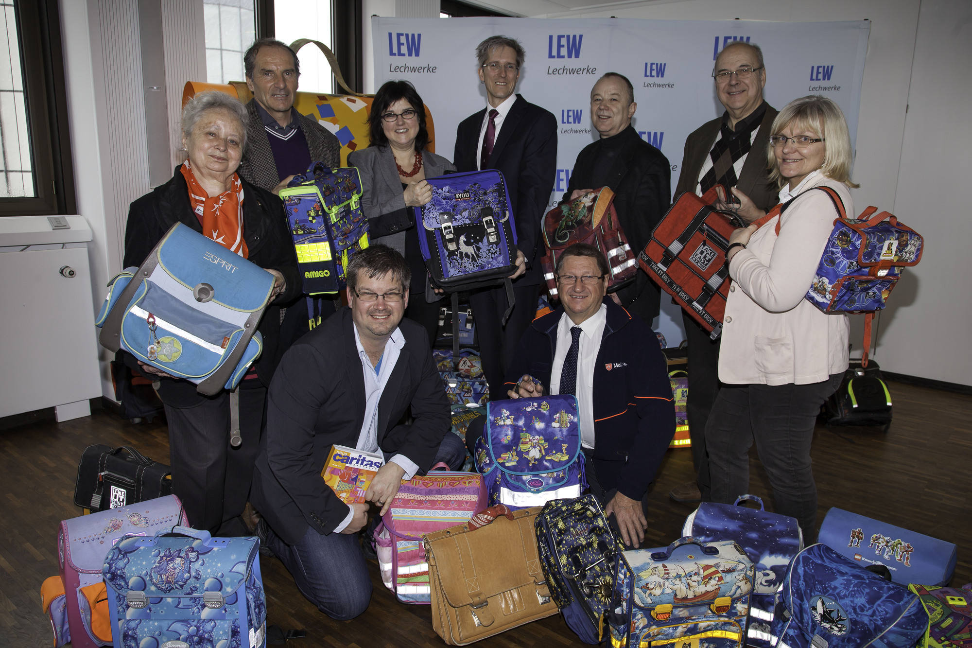 Eckart Wruck übergab die gespendeten Schultaschen sowie die Geldspende von 600 Euro symbolisch, Foto: LEW