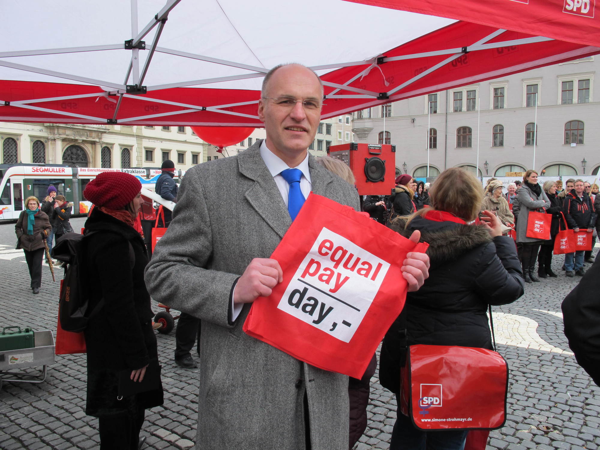 Oberbürgermeister Dr. Kurt Gribl übernahm die Schirmherrschaft für den Flashmob zum Equal Pay Day, Foto: B4B SCHWABEN