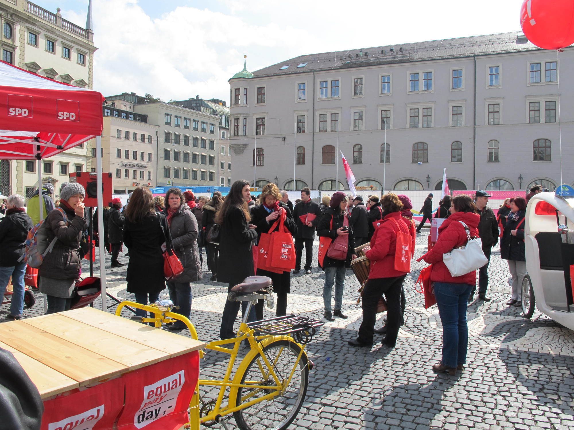 Flashmob am Rathausplatz anlässlich des Equal Pay Days, Foto: B4B SCHWABEN