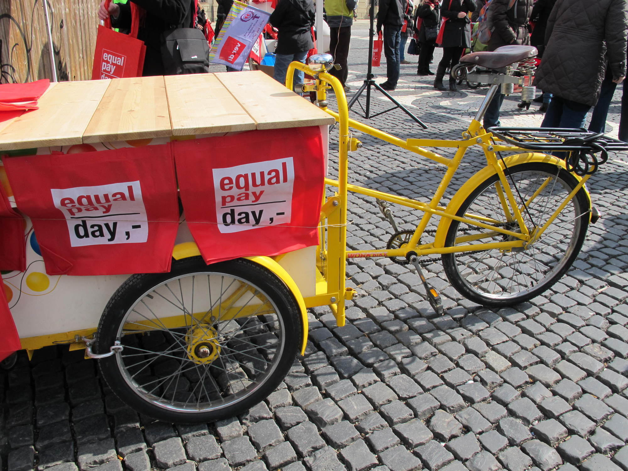 Flashmob am Rathausplatz anlässlich des Equal Pay Days, Foto: B4B SCHWABEN