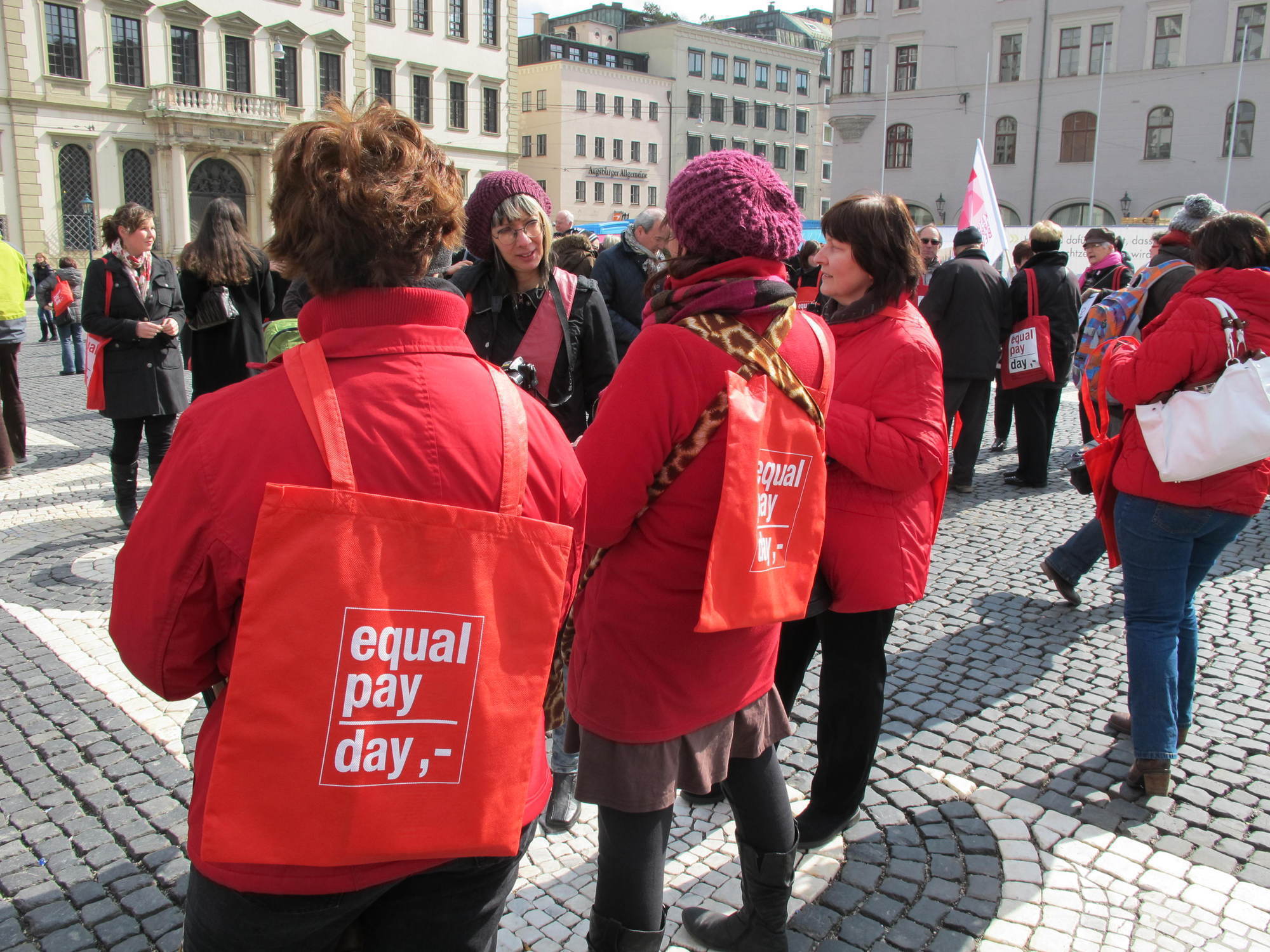 Flashmob am Rathausplatz anlässlich des Equal Pay Days, Foto: B4B SCHWABEN