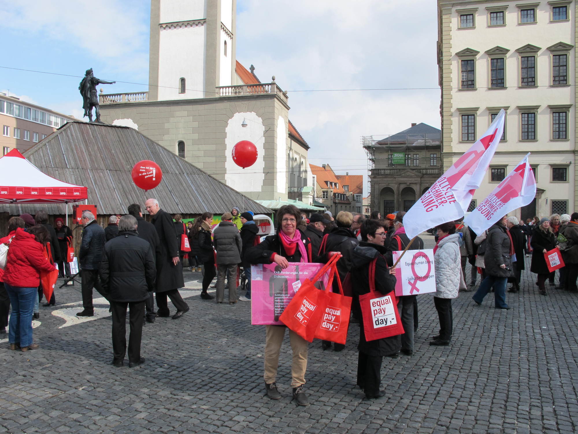 Flashmob am Rathausplatz anlässlich des Equal Pay Days, Foto: B4B SCHWABEN