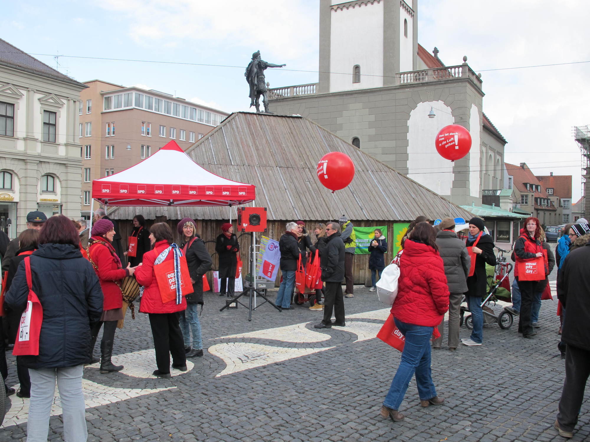 Flashmob am Rathausplatz anlässlich des Equal Pay Days, Foto: B4B SCHWABEN