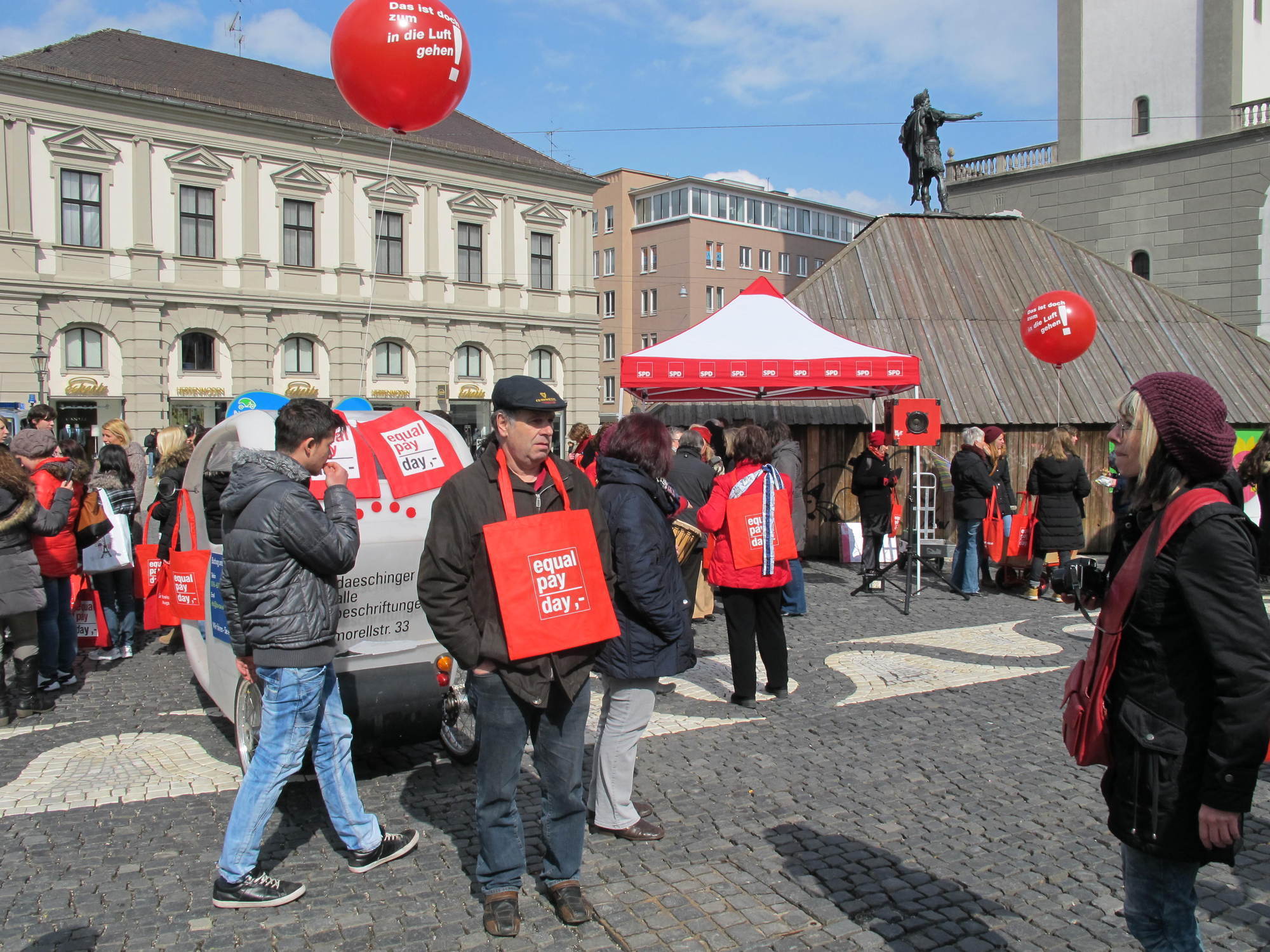 Flashmob am Rathausplatz anlässlich des Equal Pay Days, Foto: B4B SCHWABEN