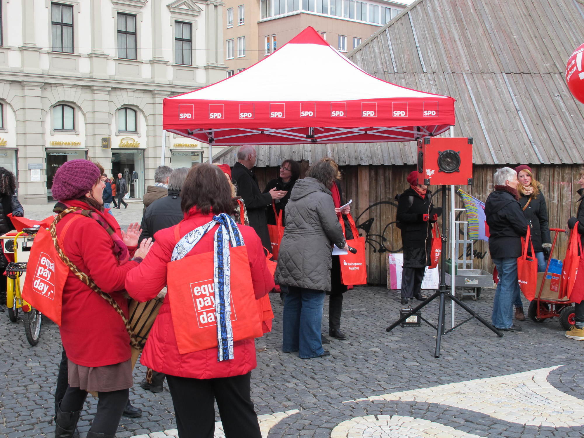 Flashmob am Rathausplatz anlässlich des Equal Pay Days, Foto: B4B SCHWABEN