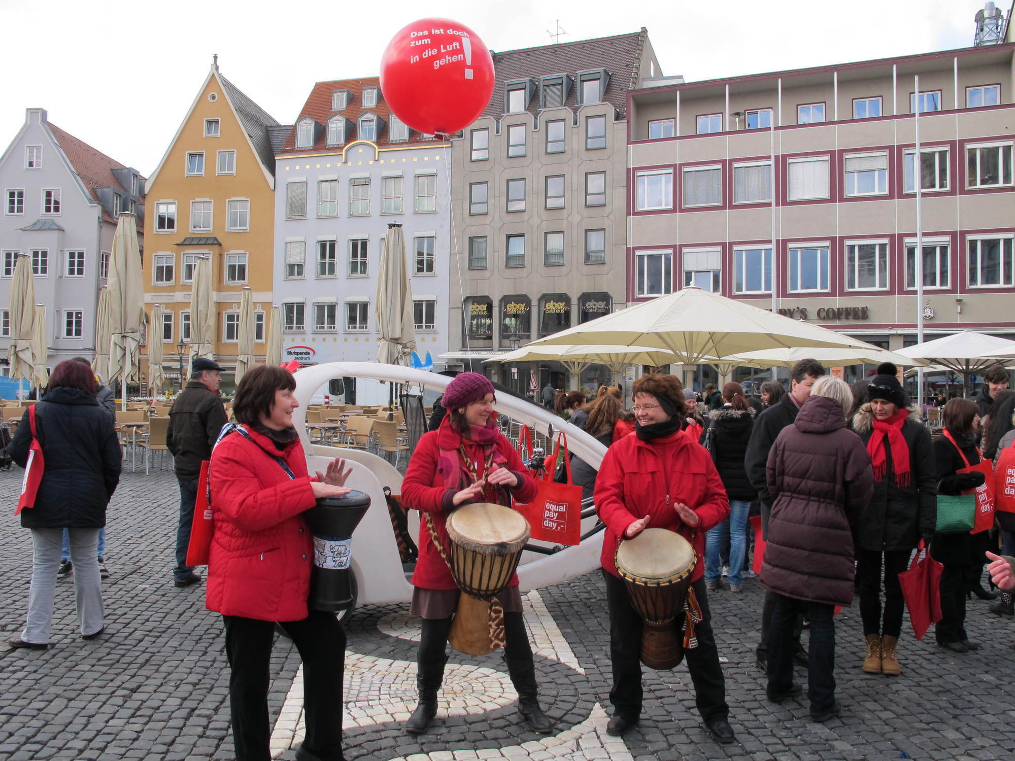 Flashmob am Rathausplatz anlässlich des Equal Pay Days, Foto: B4B SCHWABEN