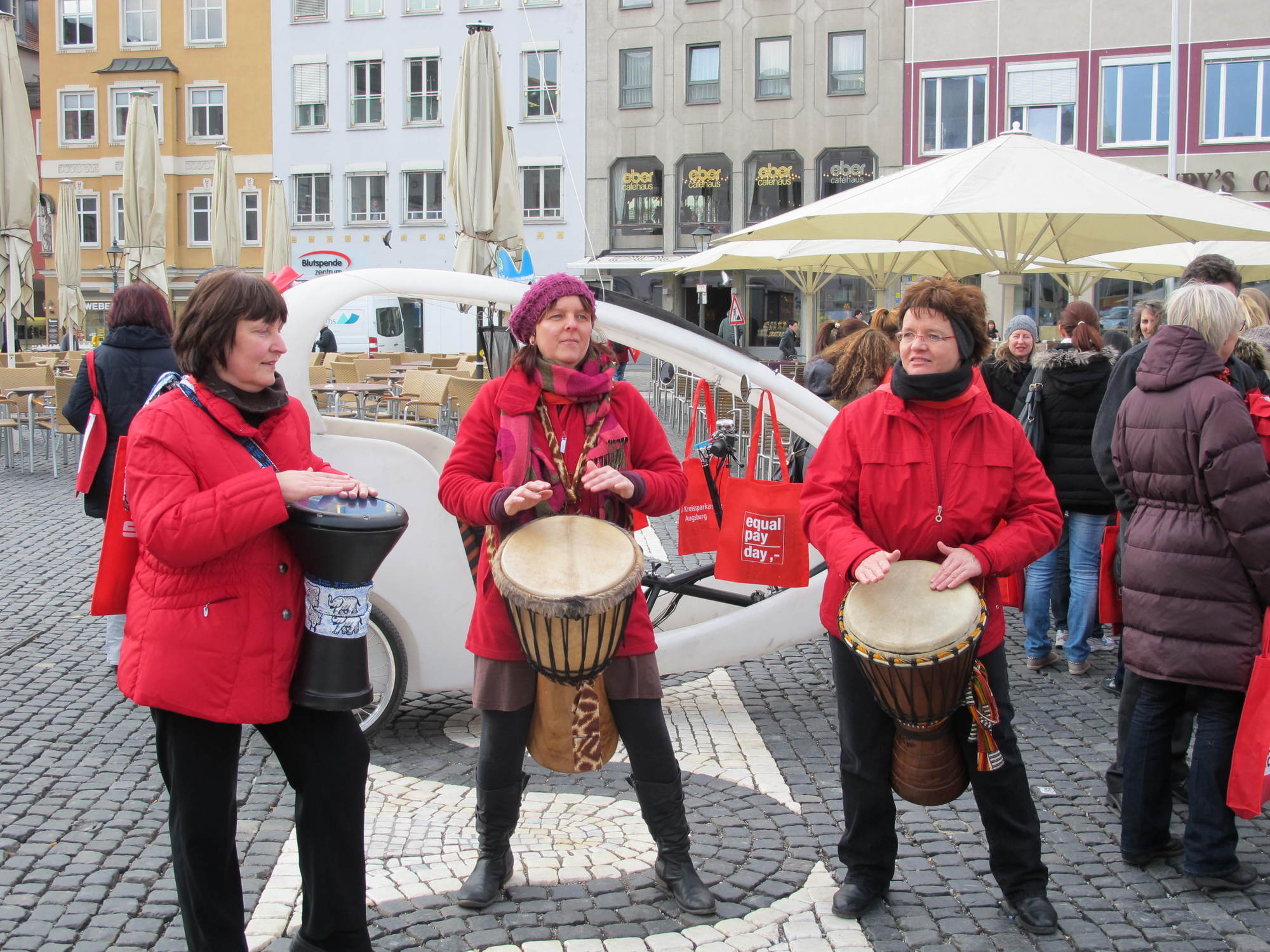Flashmob am Rathausplatz anlässlich des Equal Pay Days, Foto: B4B SCHWABEN