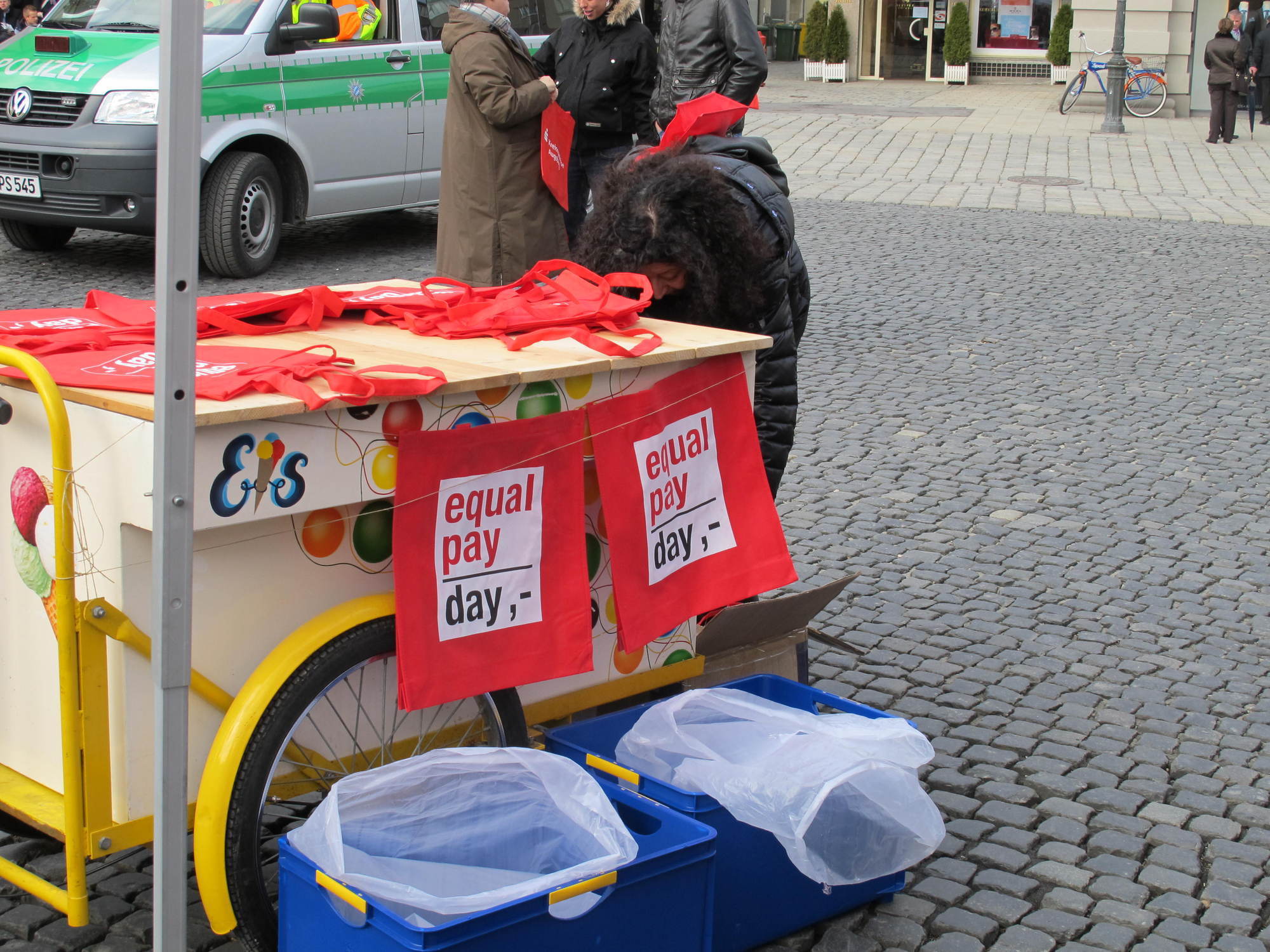 Flashmob am Rathausplatz anlässlich des Equal Pay Days, Foto: B4B SCHWABEN