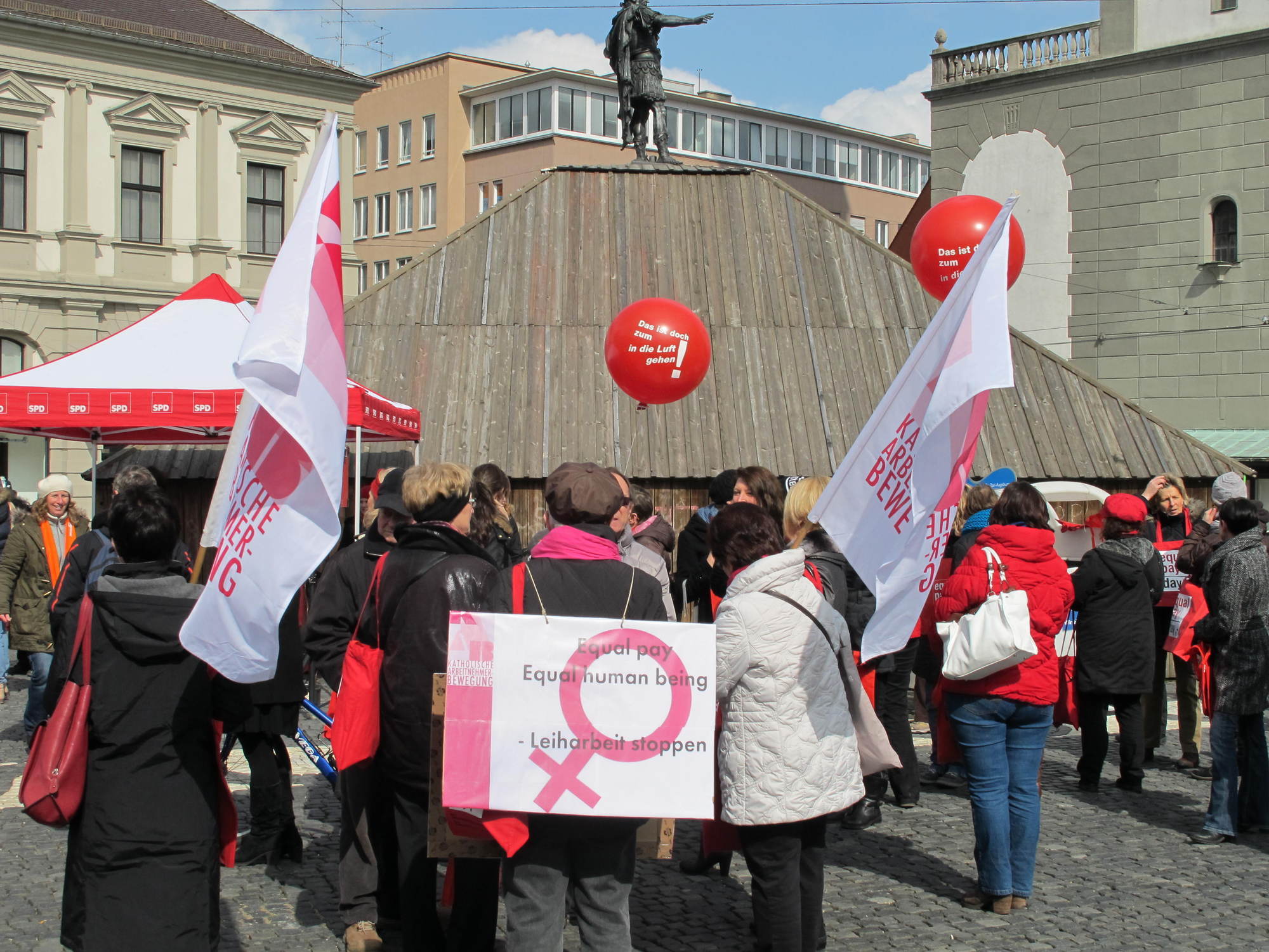 Flashmob am Rathausplatz anlässlich des Equal Pay Days, Foto: B4B SCHWABEN