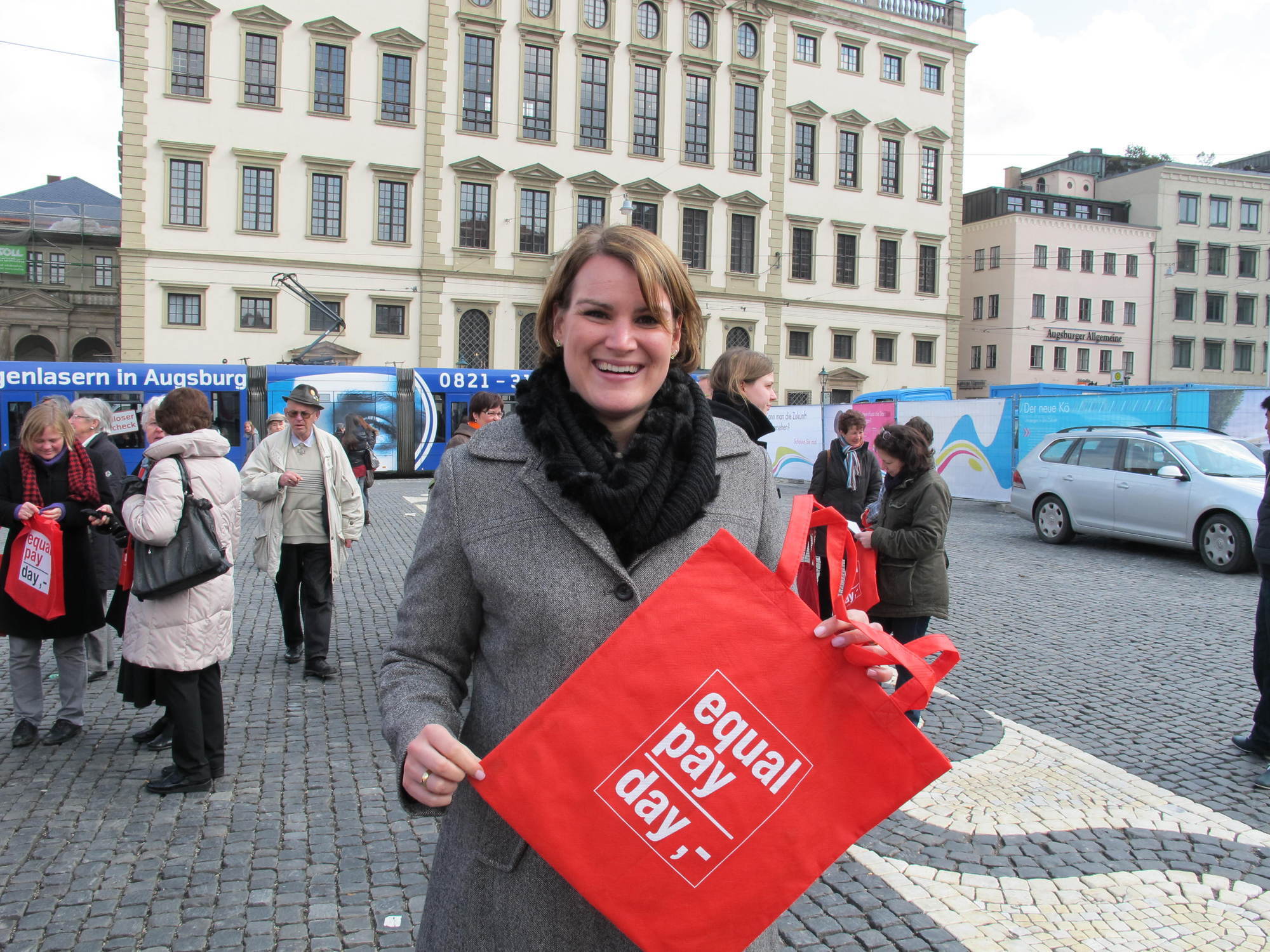 Flashmob am Rathausplatz anlässlich des Equal Pay Days, Foto: B4B SCHWABEN