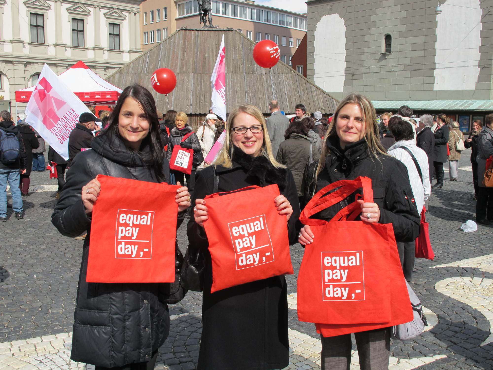 Flashmob am Rathausplatz anlässlich des Equal Pay Days, Foto: B4B SCHWABEN