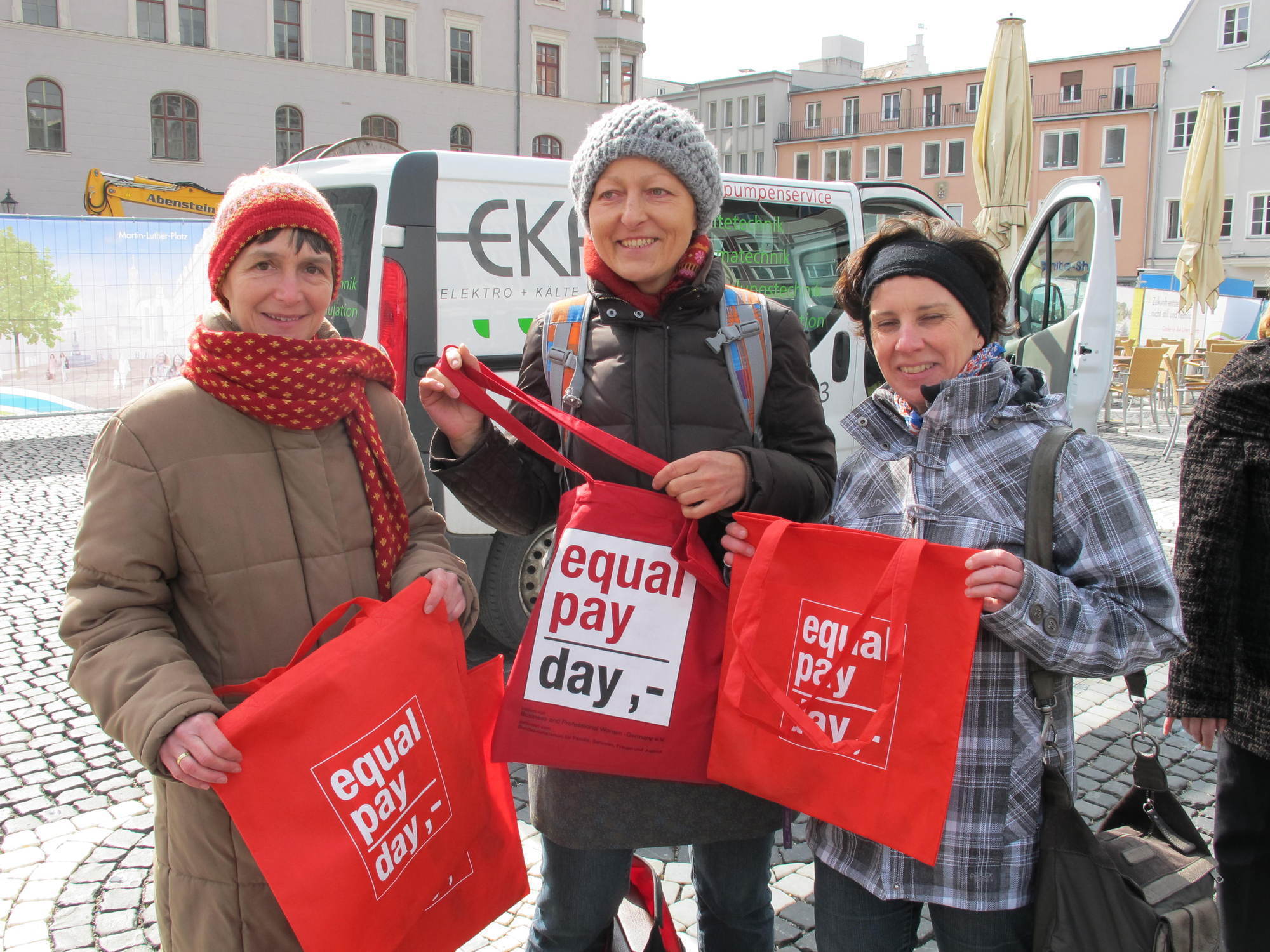 Flashmob am Rathausplatz anlässlich des Equal Pay Days, Foto: B4B SCHWABEN