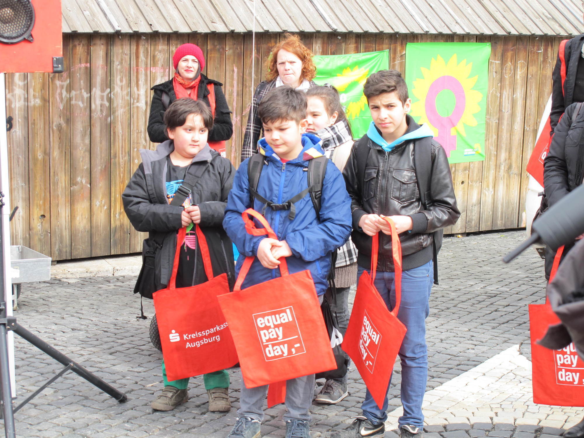 Flashmob am Rathausplatz anlässlich des Equal Pay Days, Foto: B4B SCHWABEN