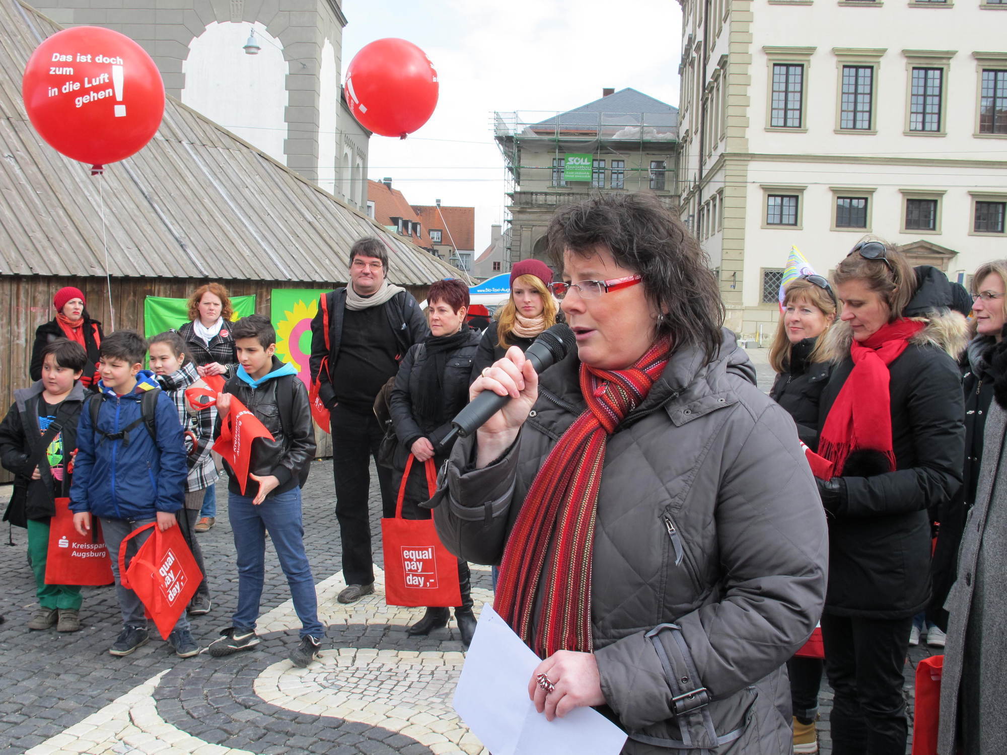 Flashmob am Rathausplatz anlässlich des Equal Pay Days, Foto: B4B SCHWABEN