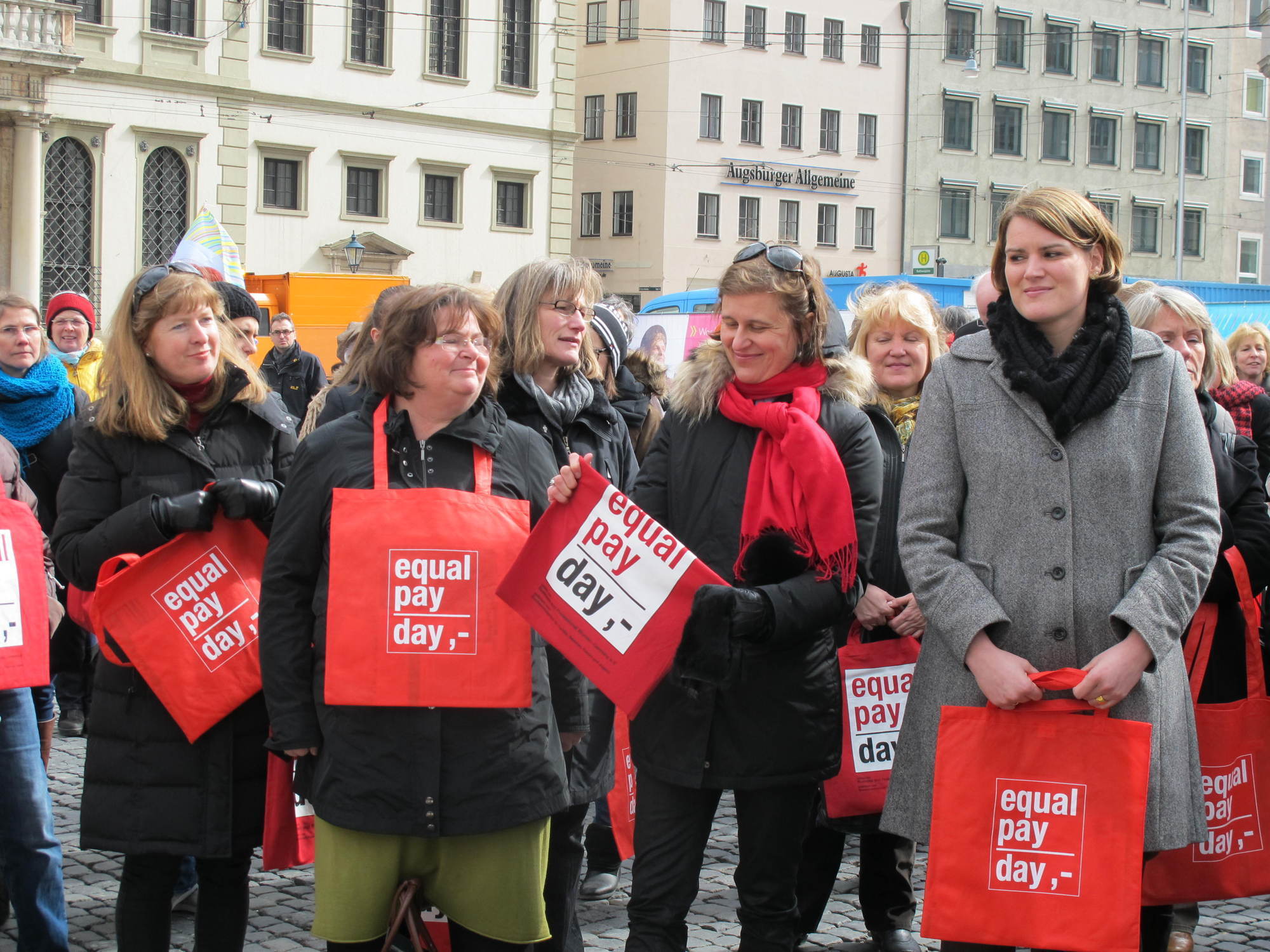 Flashmob am Rathausplatz anlässlich des Equal Pay Days, Foto: B4B SCHWABEN
