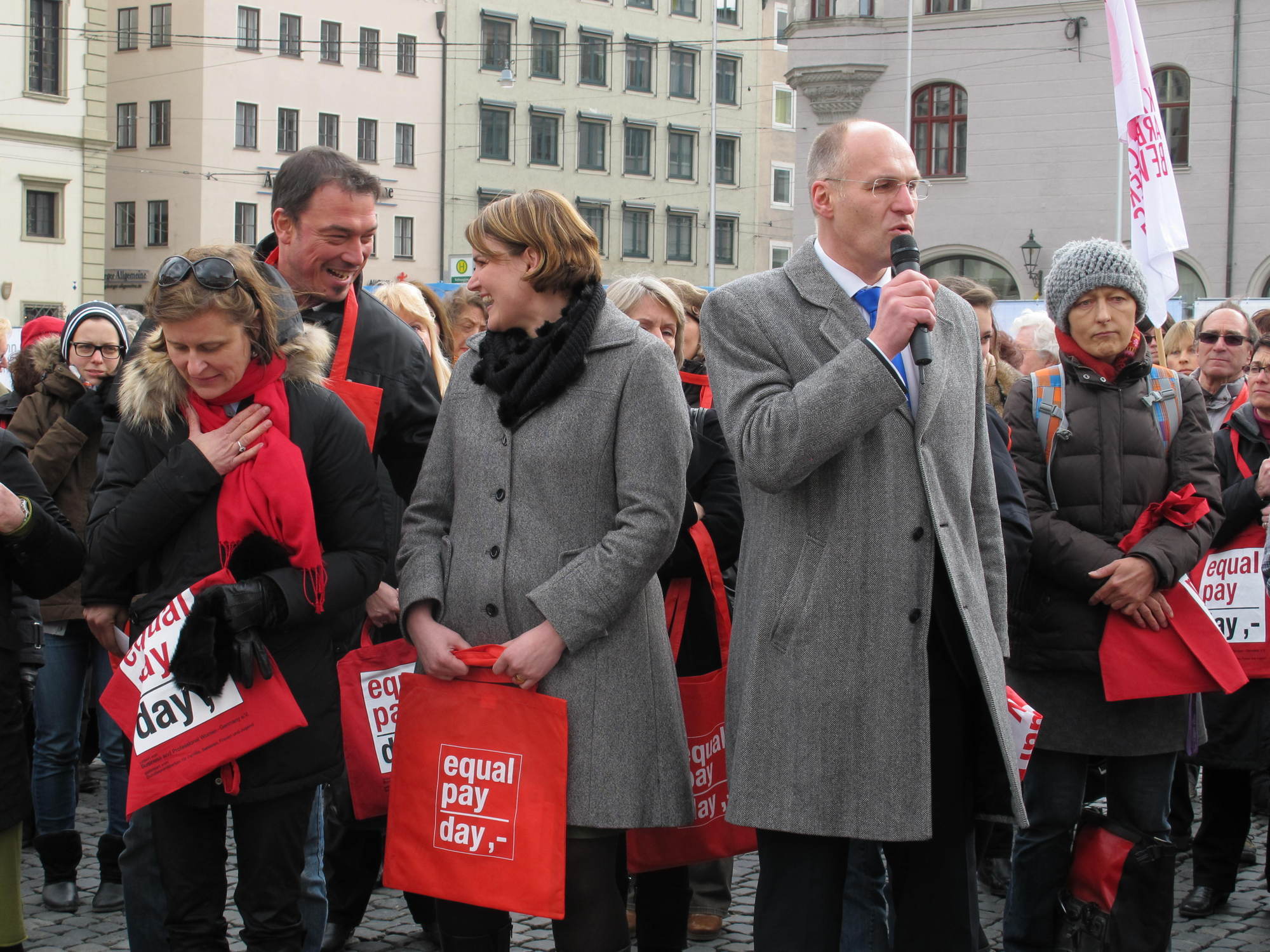 Flashmob am Rathausplatz anlässlich des Equal Pay Days, Foto: B4B SCHWABEN