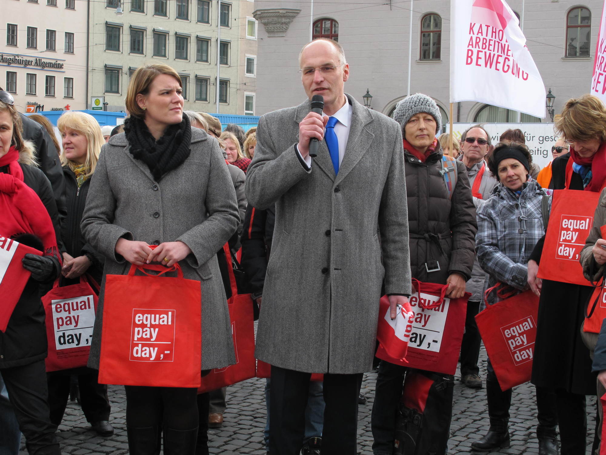 Flashmob am Rathausplatz anlässlich des Equal Pay Days, Foto: B4B SCHWABEN