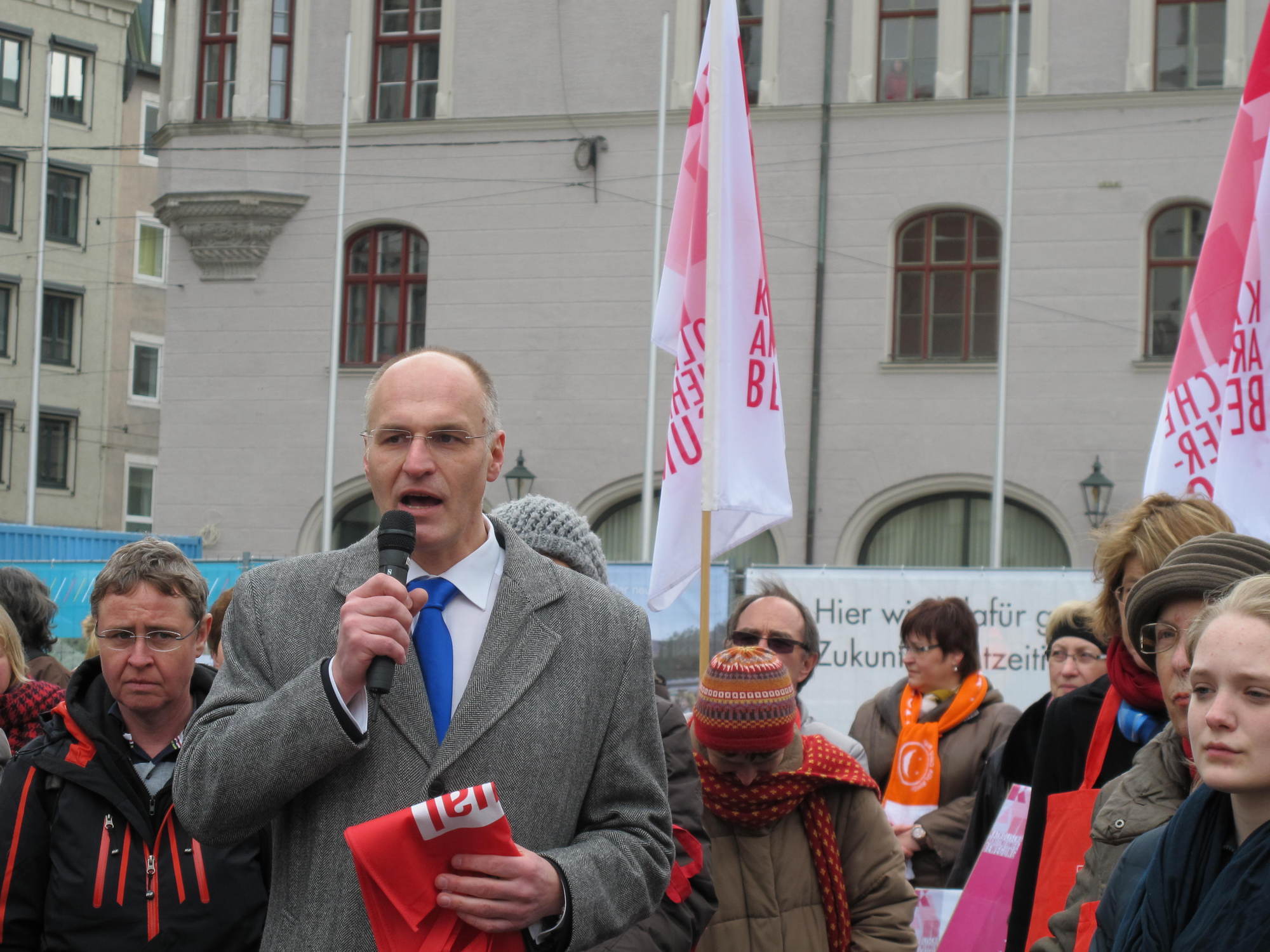 Flashmob am Rathausplatz anlässlich des Equal Pay Days, Foto: B4B SCHWABEN