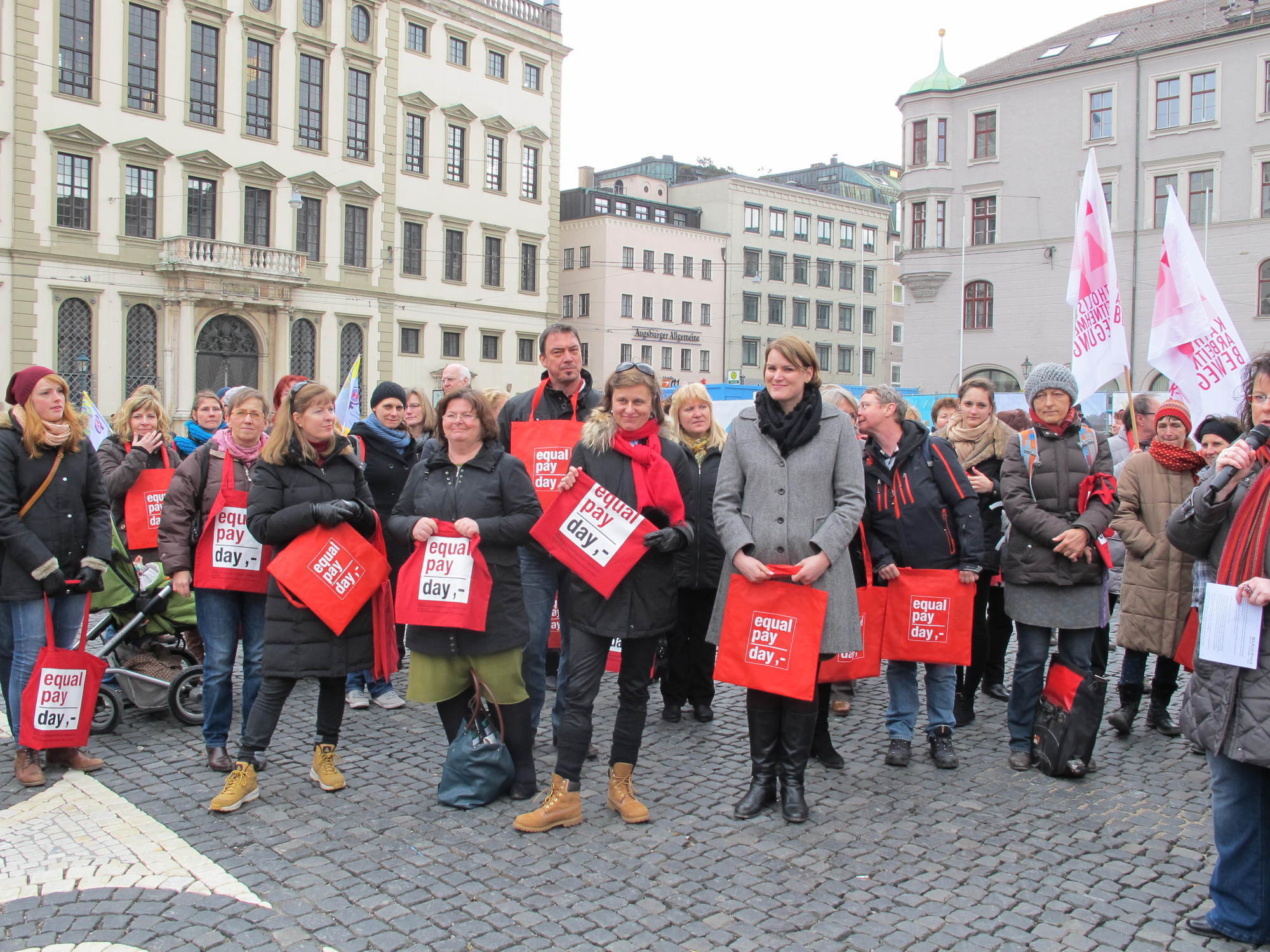 Flashmob am Rathausplatz anlässlich des Equal Pay Days, Foto: B4B SCHWABEN