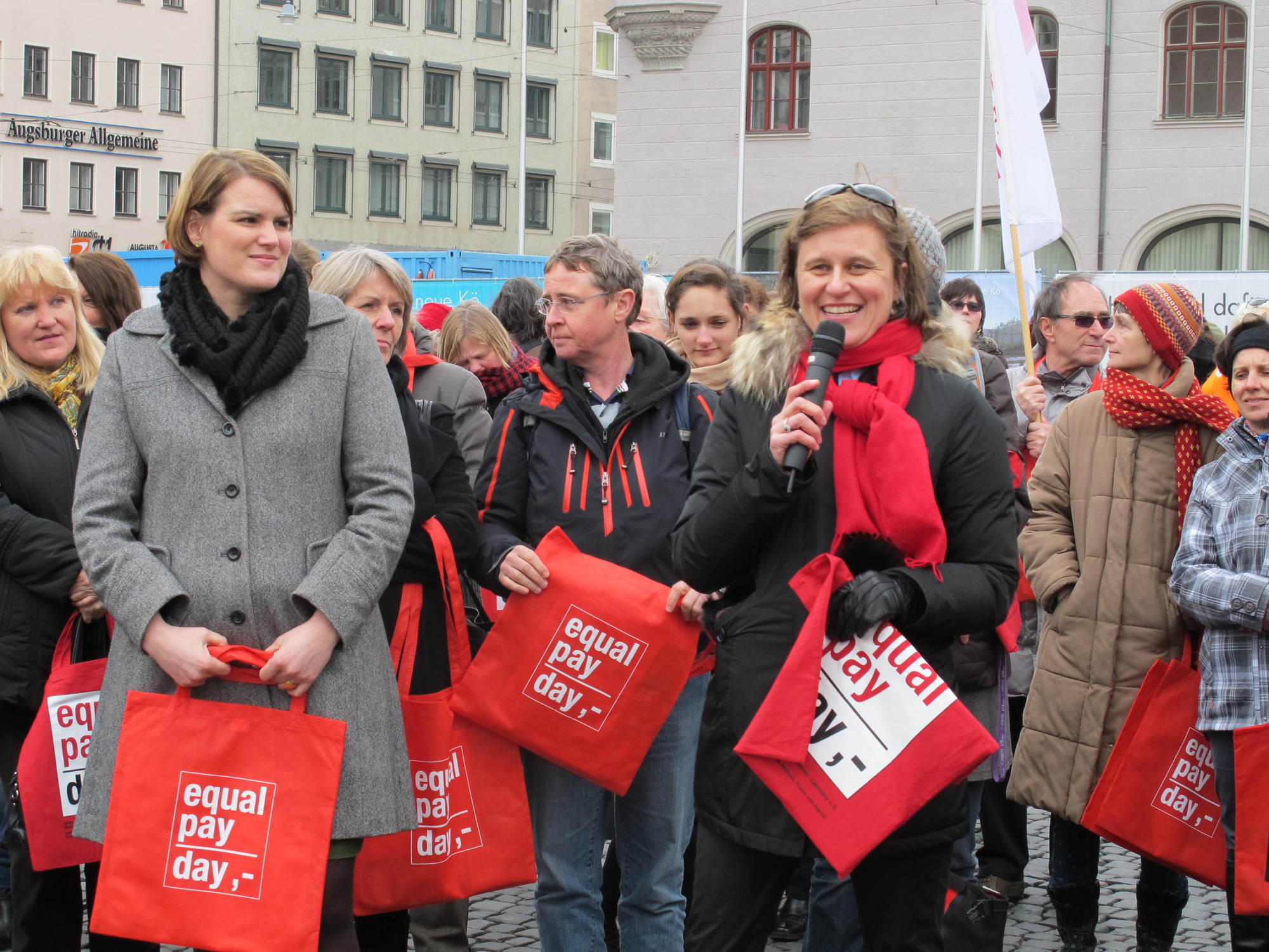 Flashmob am Rathausplatz anlässlich des Equal Pay Days, Foto: B4B SCHWABEN