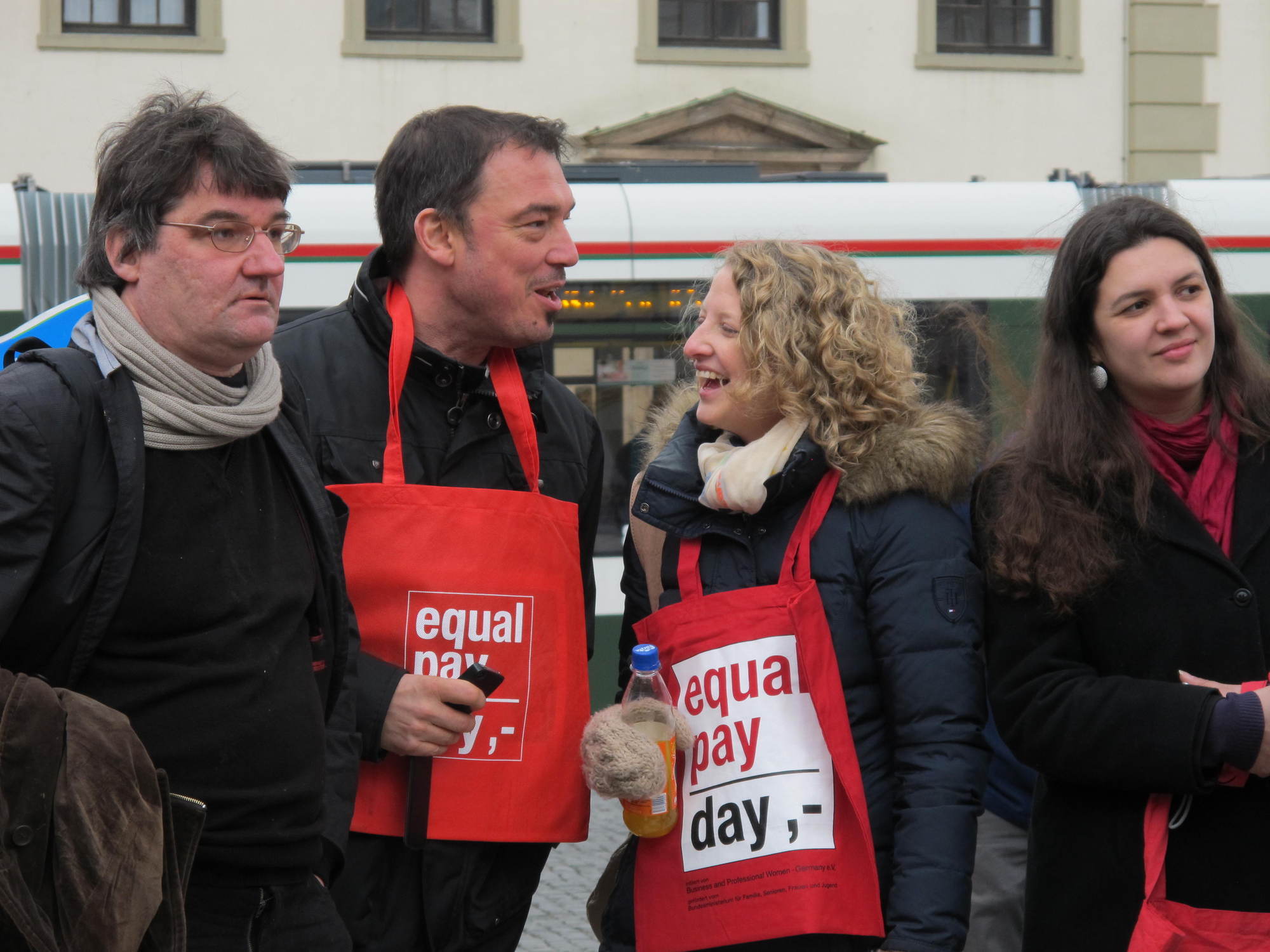 Flashmob am Rathausplatz anlässlich des Equal Pay Days, Foto: B4B SCHWABEN