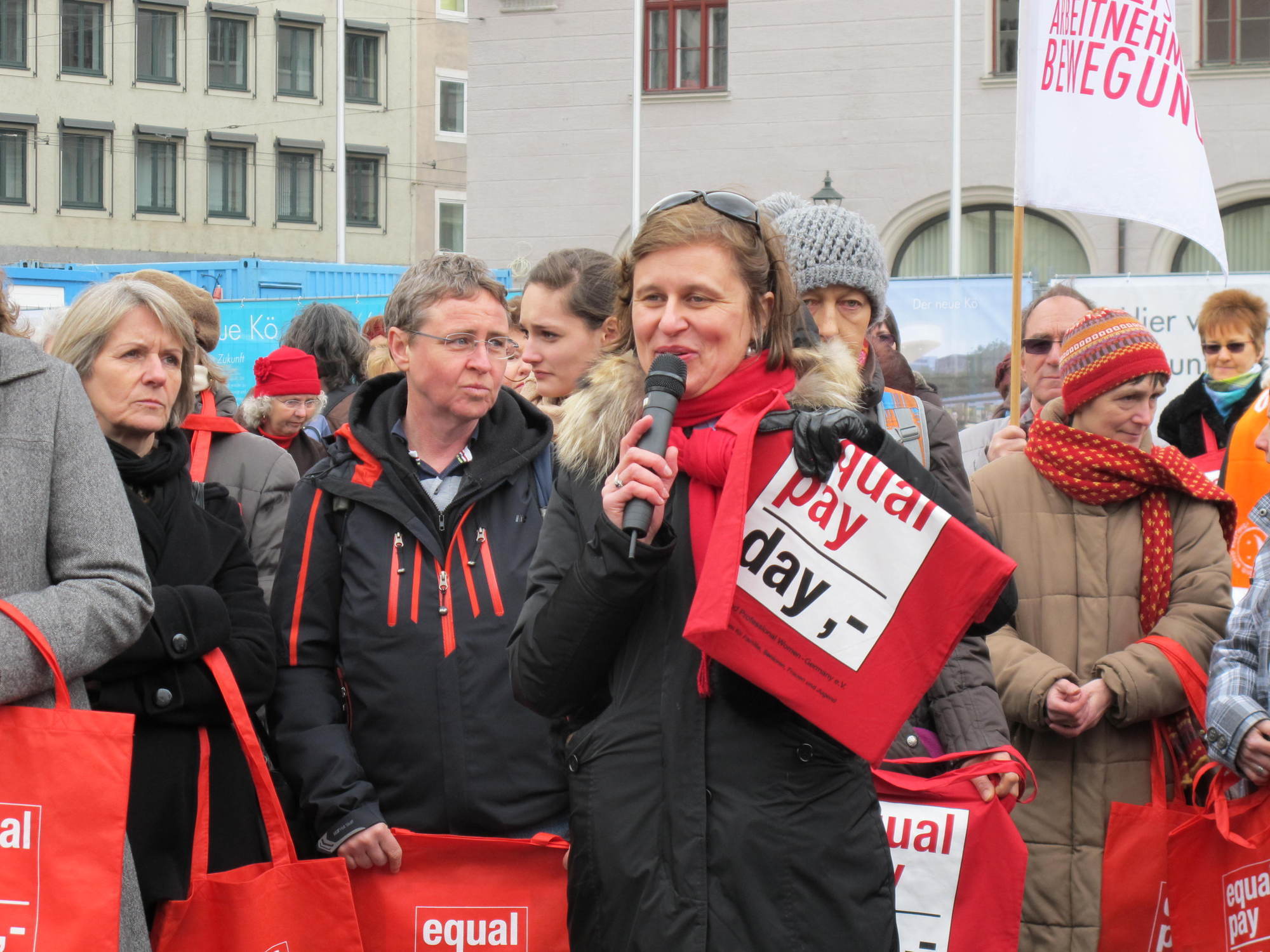 Flashmob am Rathausplatz anlässlich des Equal Pay Days, Foto: B4B SCHWABEN