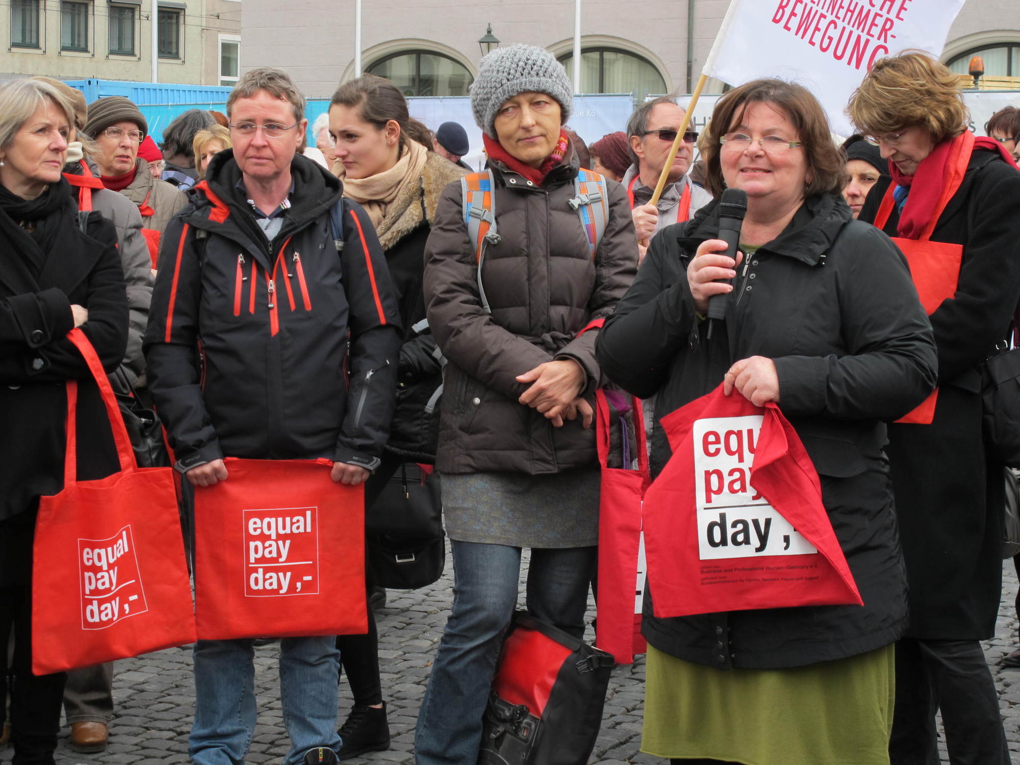 Flashmob am Rathausplatz anlässlich des Equal Pay Days, Foto: B4B SCHWABEN