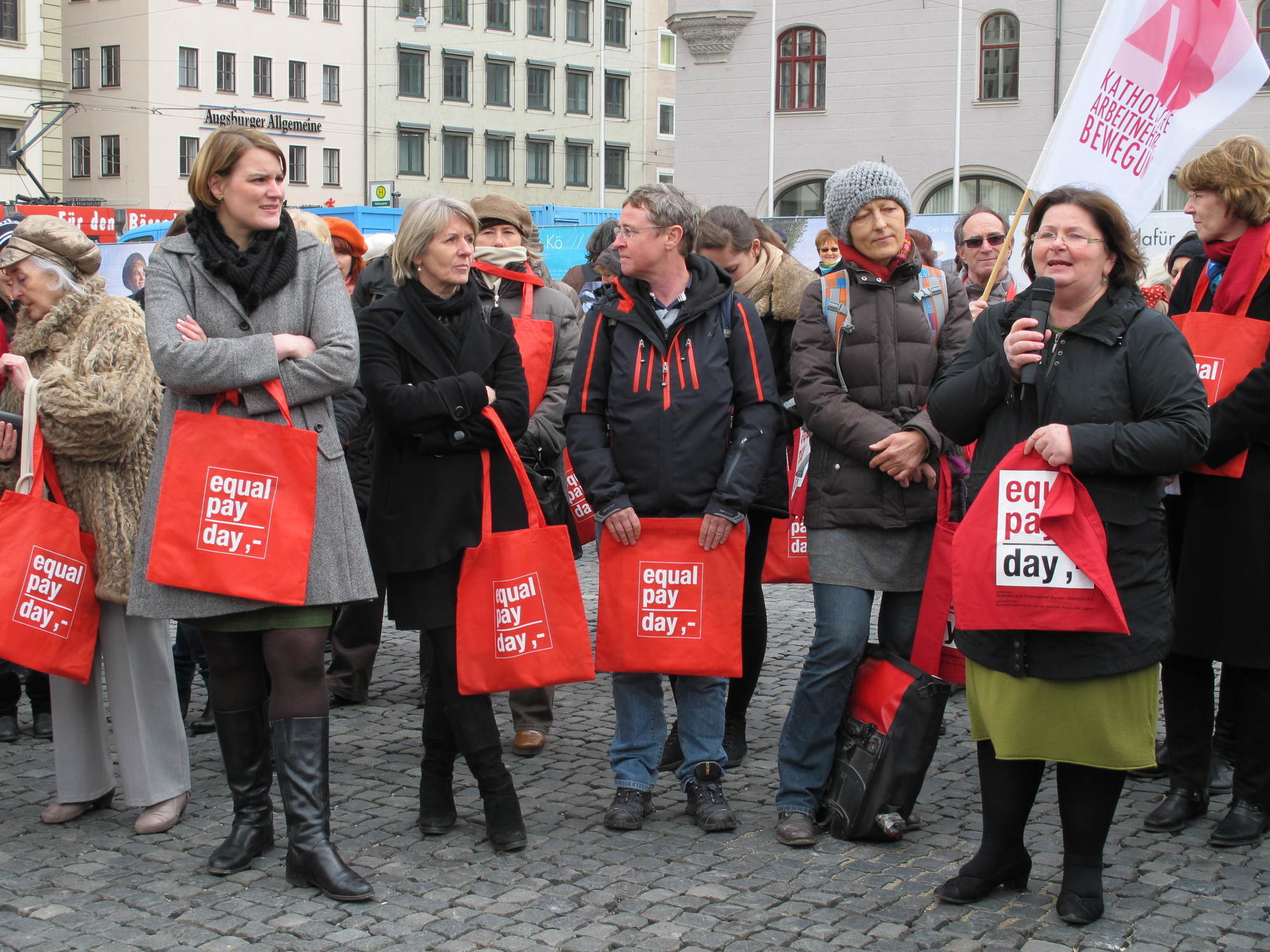 Flashmob am Rathausplatz anlässlich des Equal Pay Days, Foto: B4B SCHWABEN