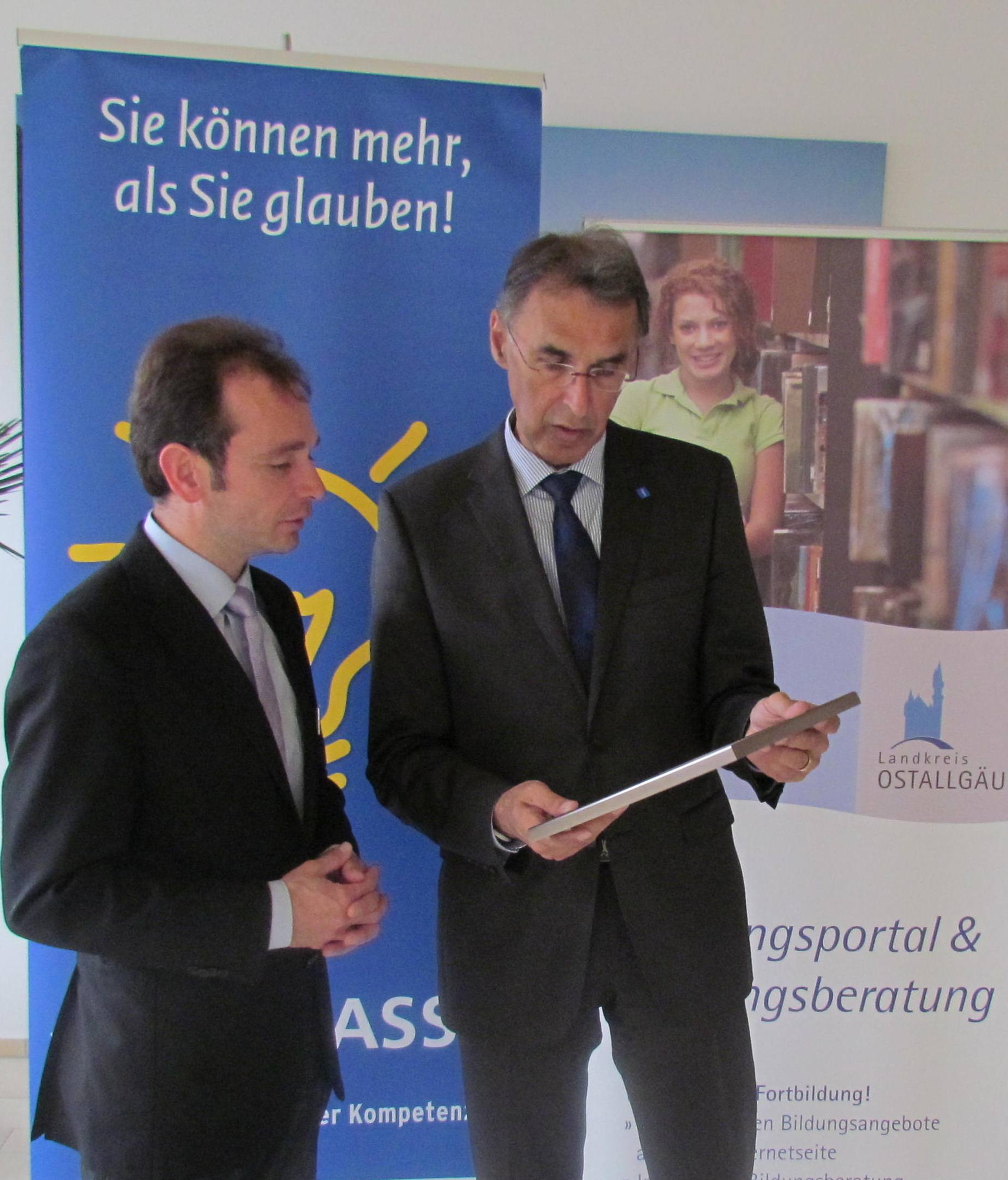 Bildungsberater Kühn zeigt Landrat Fleschhut das Zertifikat zum Dialogzentrum Profilpass Foto: Landratsamt Ostallgäu