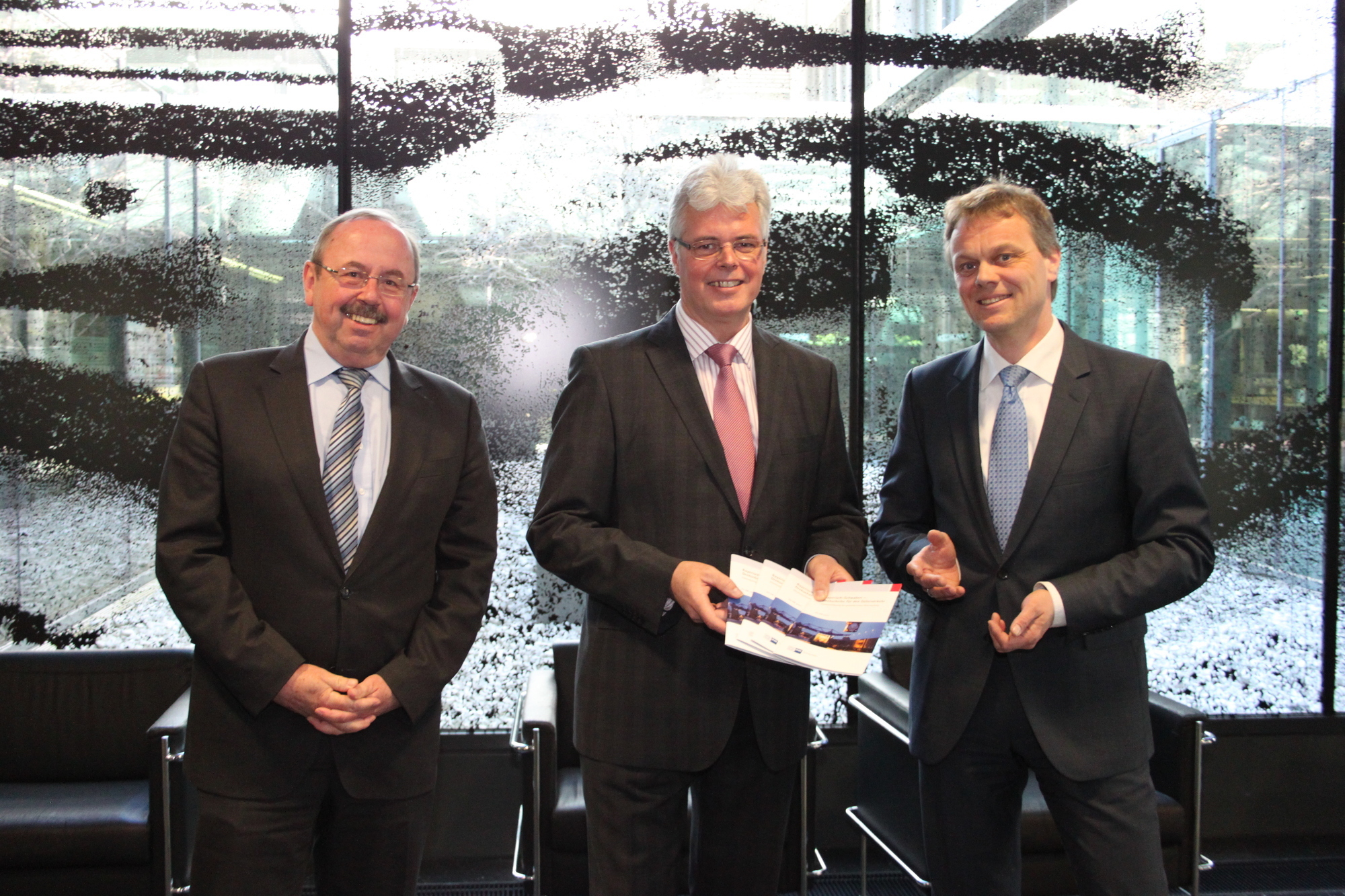 Dr. Peter Lintner, Dr. Andreas Kopton und Peter Stöferle präsentierten das Güterverkehrsgutachten. Foto: IHK Schwaben
