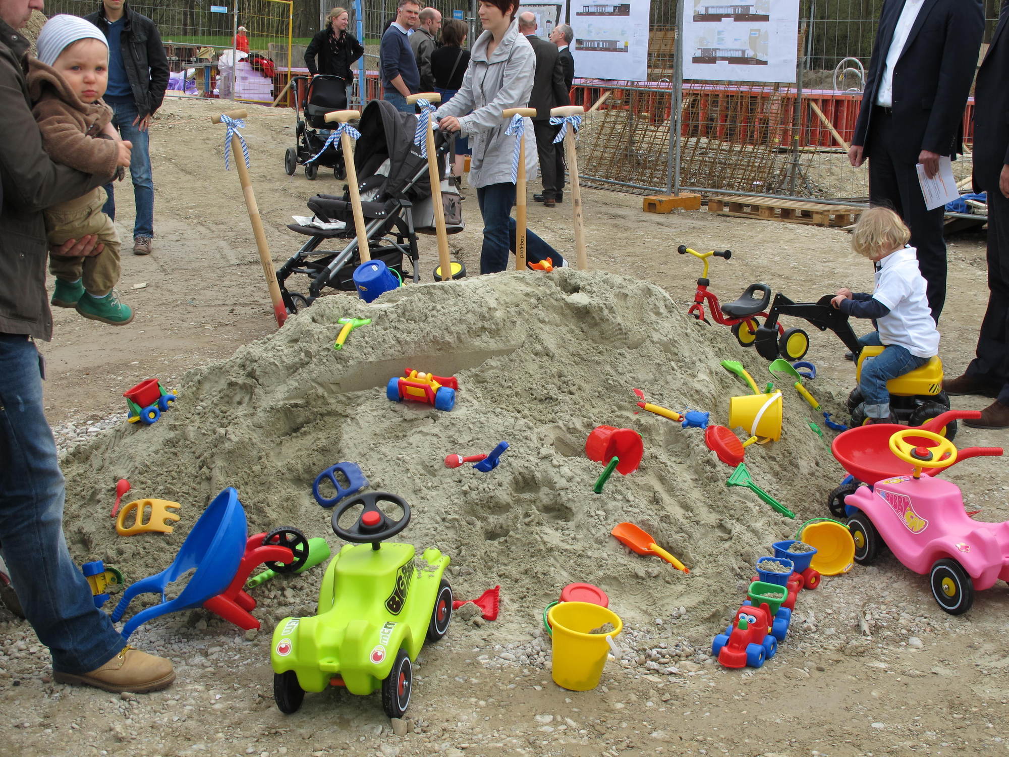 KUKA setzt symbolischen Spatenstich für die neue Kinderkrippe auf dem KUKA-Werksgelände an der Zugspitzstraße, Foto: B4B SCHWABE