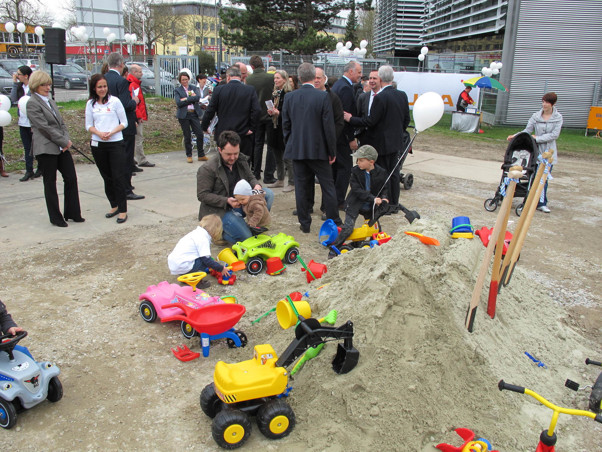 KUKA setzt symbolischen Spatenstich für die neue Kinderkrippe auf dem KUKA-Werksgelände an der Zugspitzstraße, Foto: B4B SCHWABE