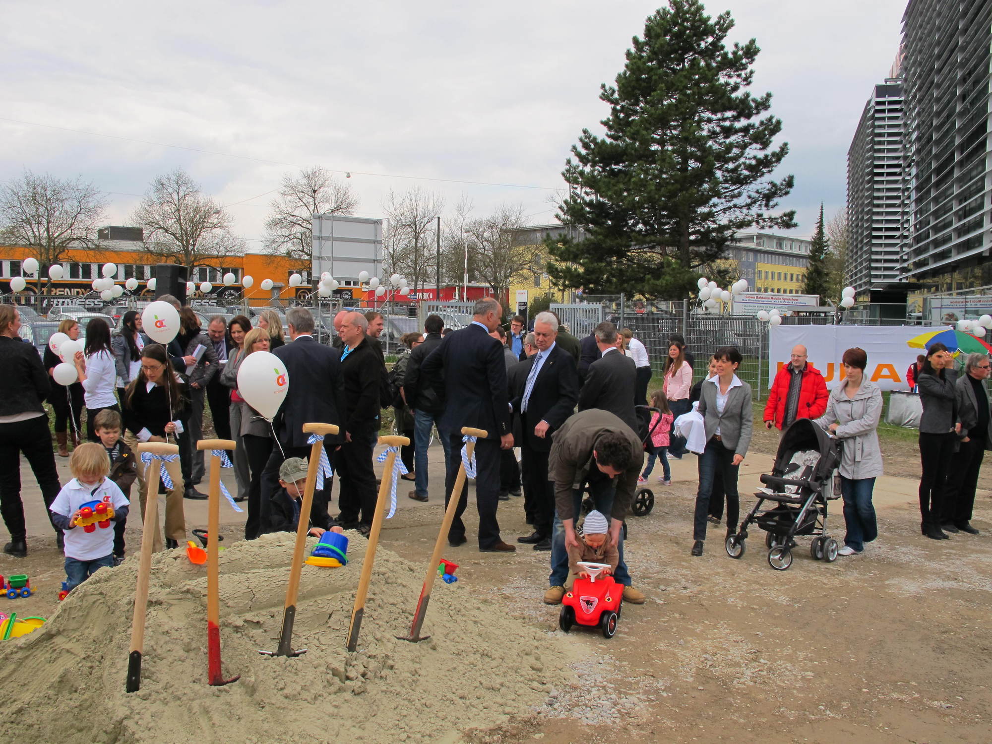 KUKA setzt symbolischen Spatenstich für die neue Kinderkrippe auf dem KUKA-Werksgelände an der Zugspitzstraße, Foto: B4B SCHWABE
