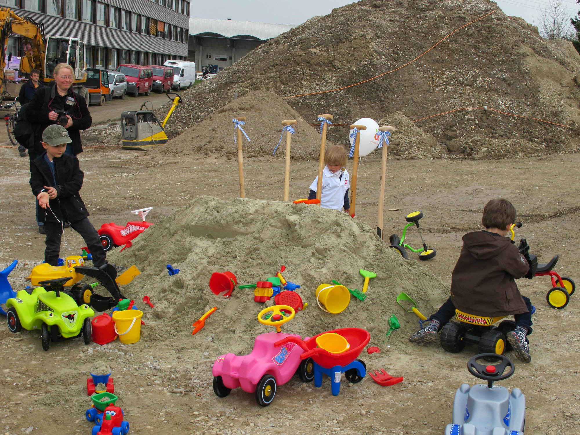 KUKA setzt symbolischen Spatenstich für die neue Kinderkrippe auf dem KUKA-Werksgelände an der Zugspitzstraße, Foto: B4B SCHWABE