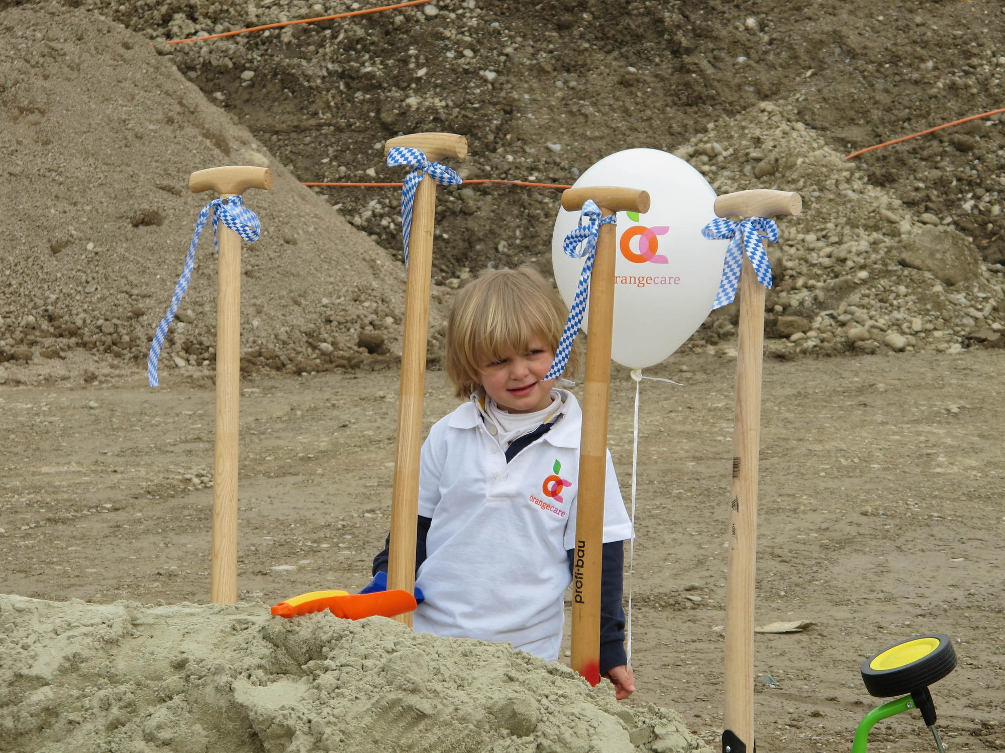 KUKA setzt symbolischen Spatenstich für die neue Kinderkrippe auf dem KUKA-Werksgelände an der Zugspitzstraße, Foto: B4B SCHWABE