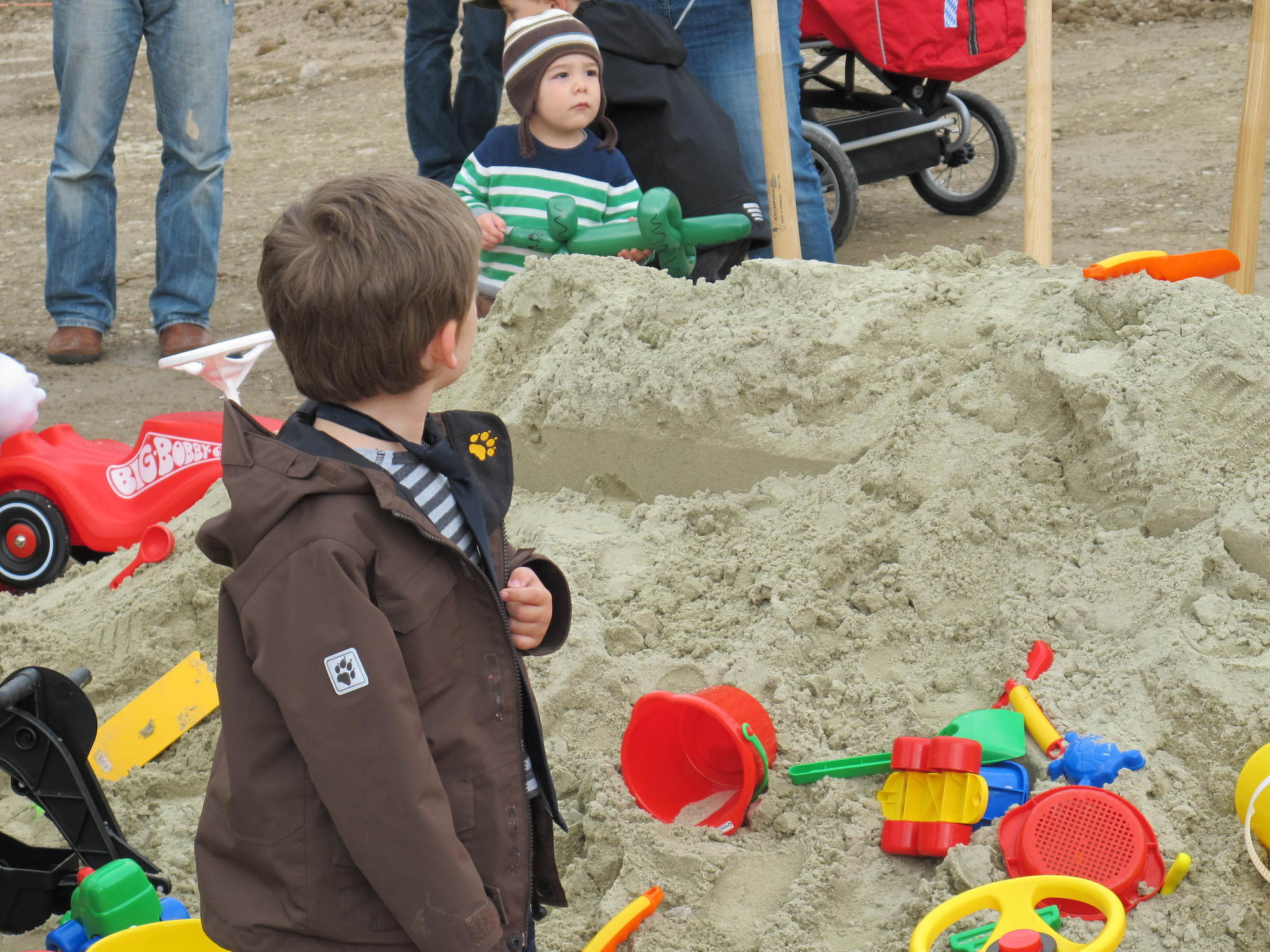 KUKA setzt symbolischen Spatenstich für die neue Kinderkrippe auf dem KUKA-Werksgelände an der Zugspitzstraße, Foto: B4B SCHWABE