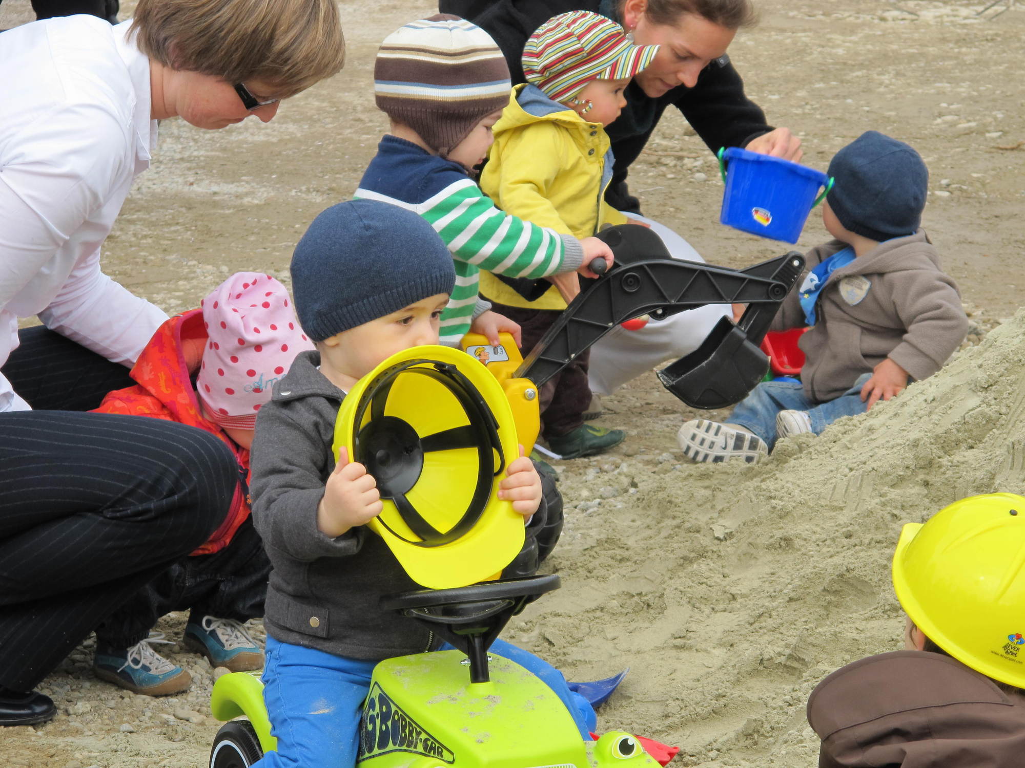 KUKA setzt symbolischen Spatenstich für die neue Kinderkrippe auf dem KUKA-Werksgelände an der Zugspitzstraße, Foto: B4B SCHWABE