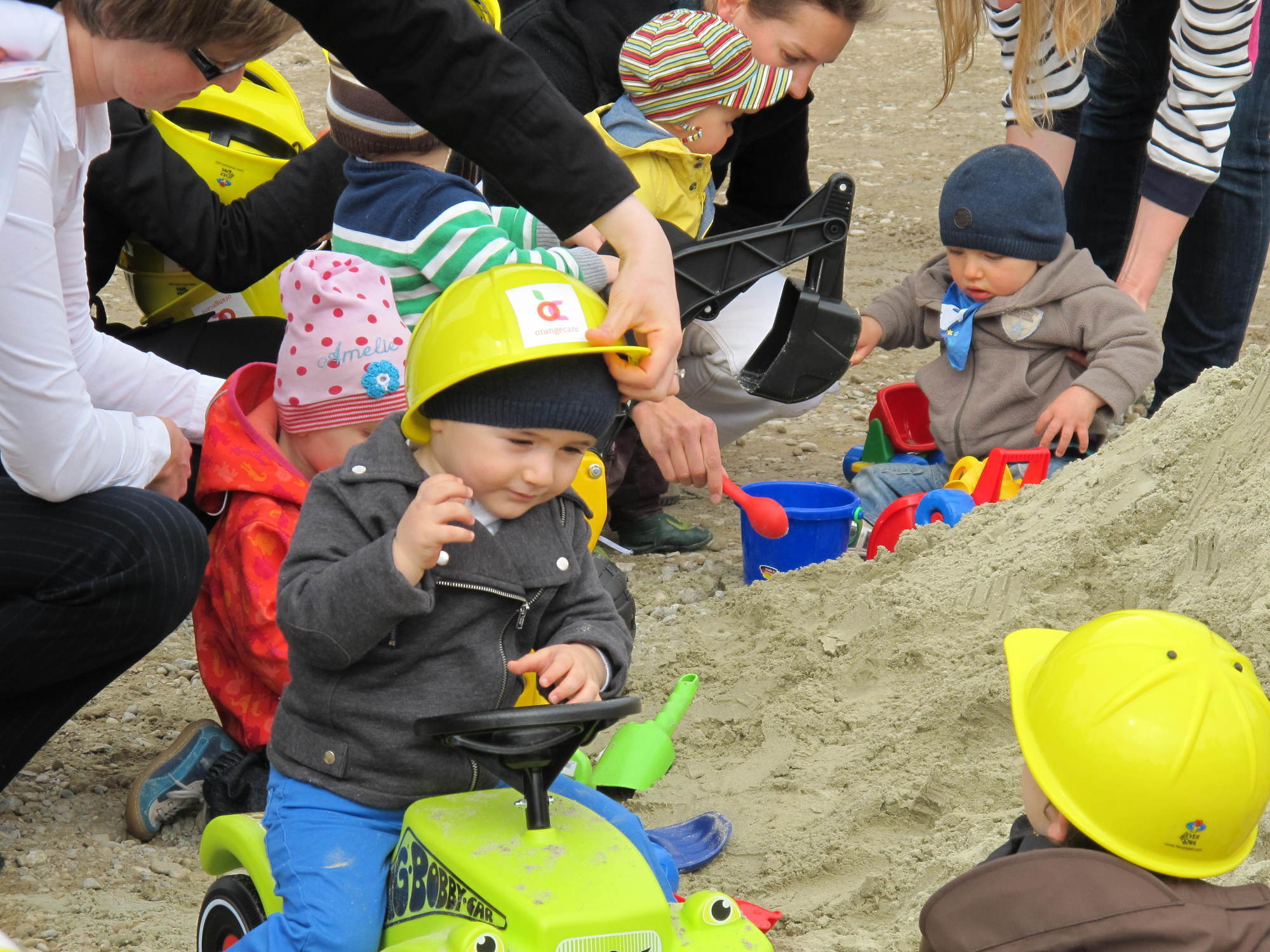 KUKA setzt symbolischen Spatenstich für die neue Kinderkrippe auf dem KUKA-Werksgelände an der Zugspitzstraße, Foto: B4B SCHWABE