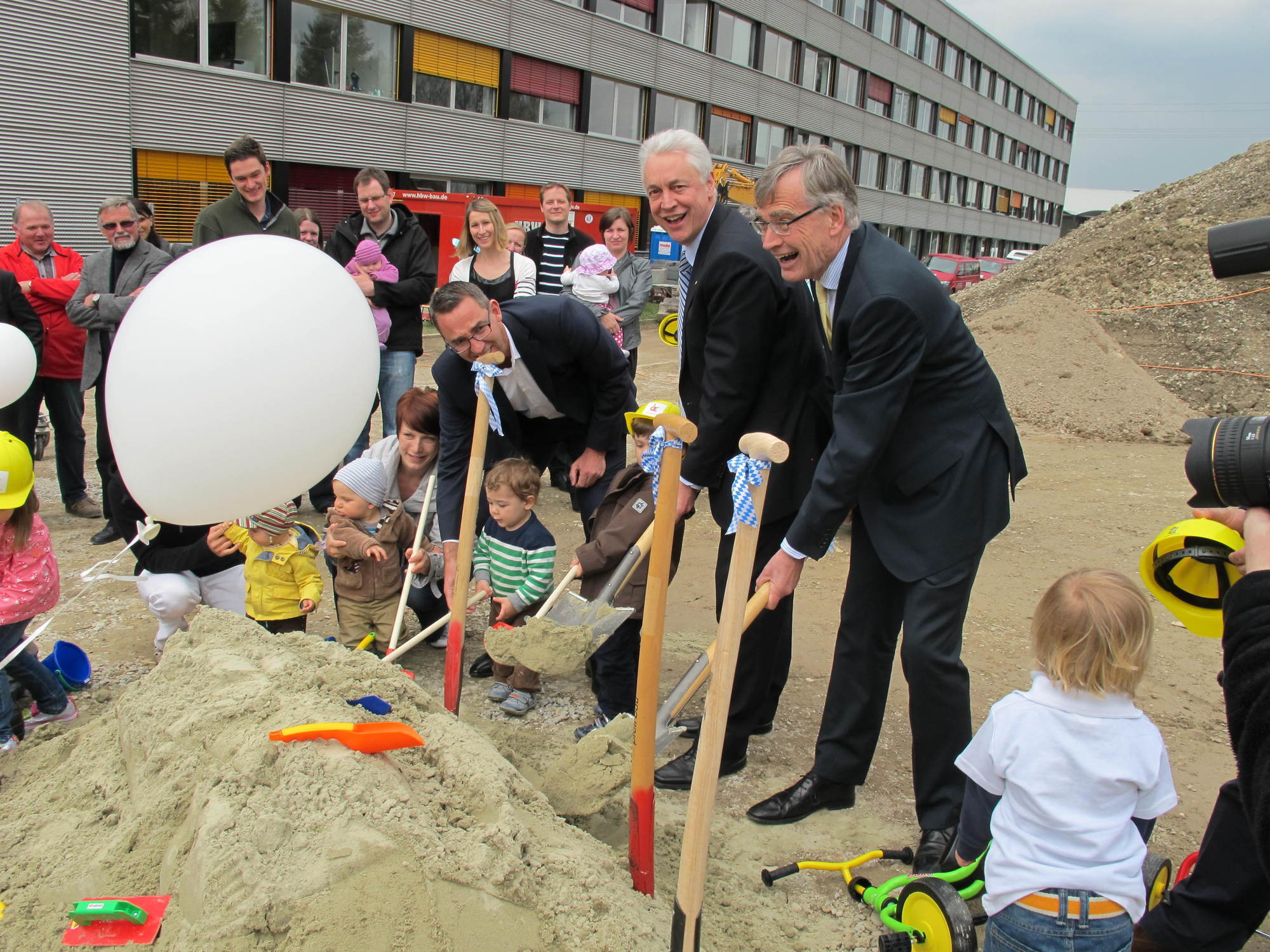 KUKA setzt symbolischen Spatenstich für die neue Kinderkrippe auf dem KUKA-Werksgelände an der Zugspitzstraße, Foto: B4B SCHWABE