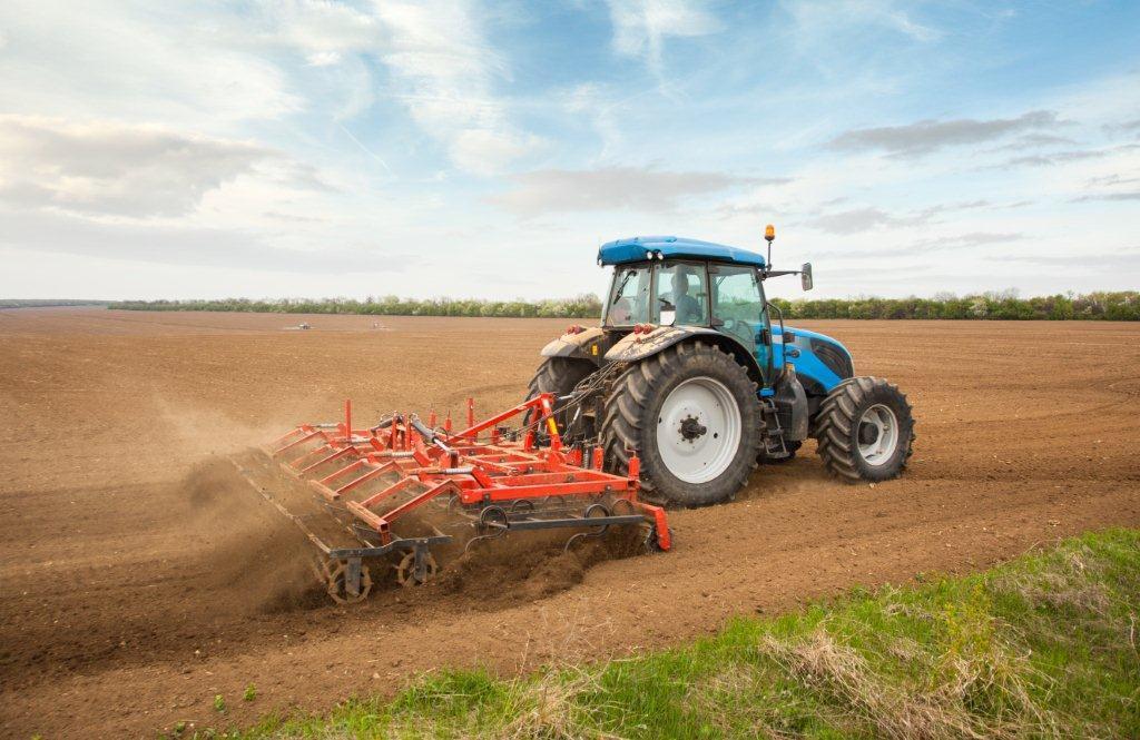 Künftig dürfen landwirtschaftliche Fahrzeuge erst ab 15 Jahren geführt werden. Foto: chukov - Fotolia.com