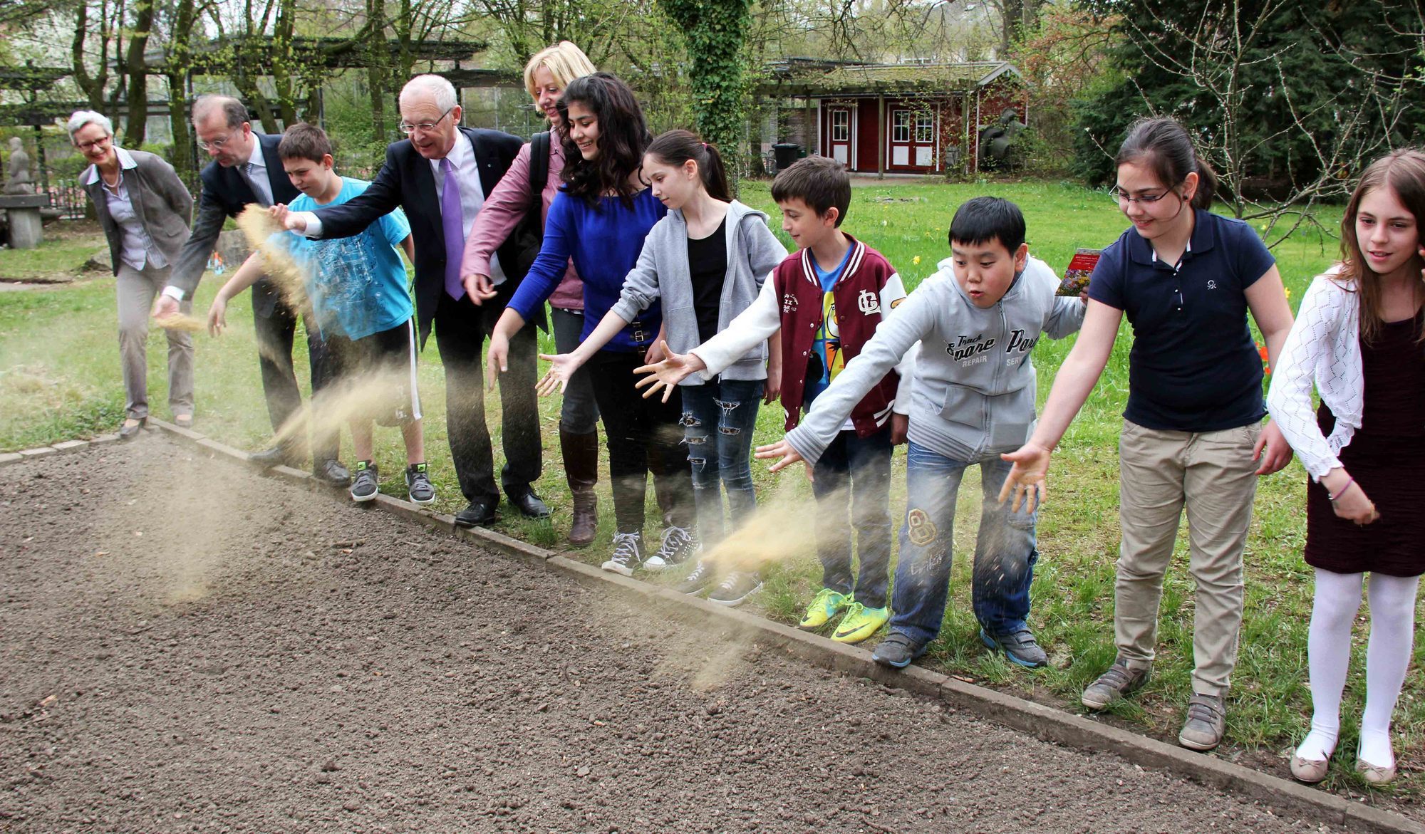 Man erntet was man sät - Die Fünftklässler der Mittelschule verstreuen die ersten Wildblumensamen, Foto: Stadt Memmingen