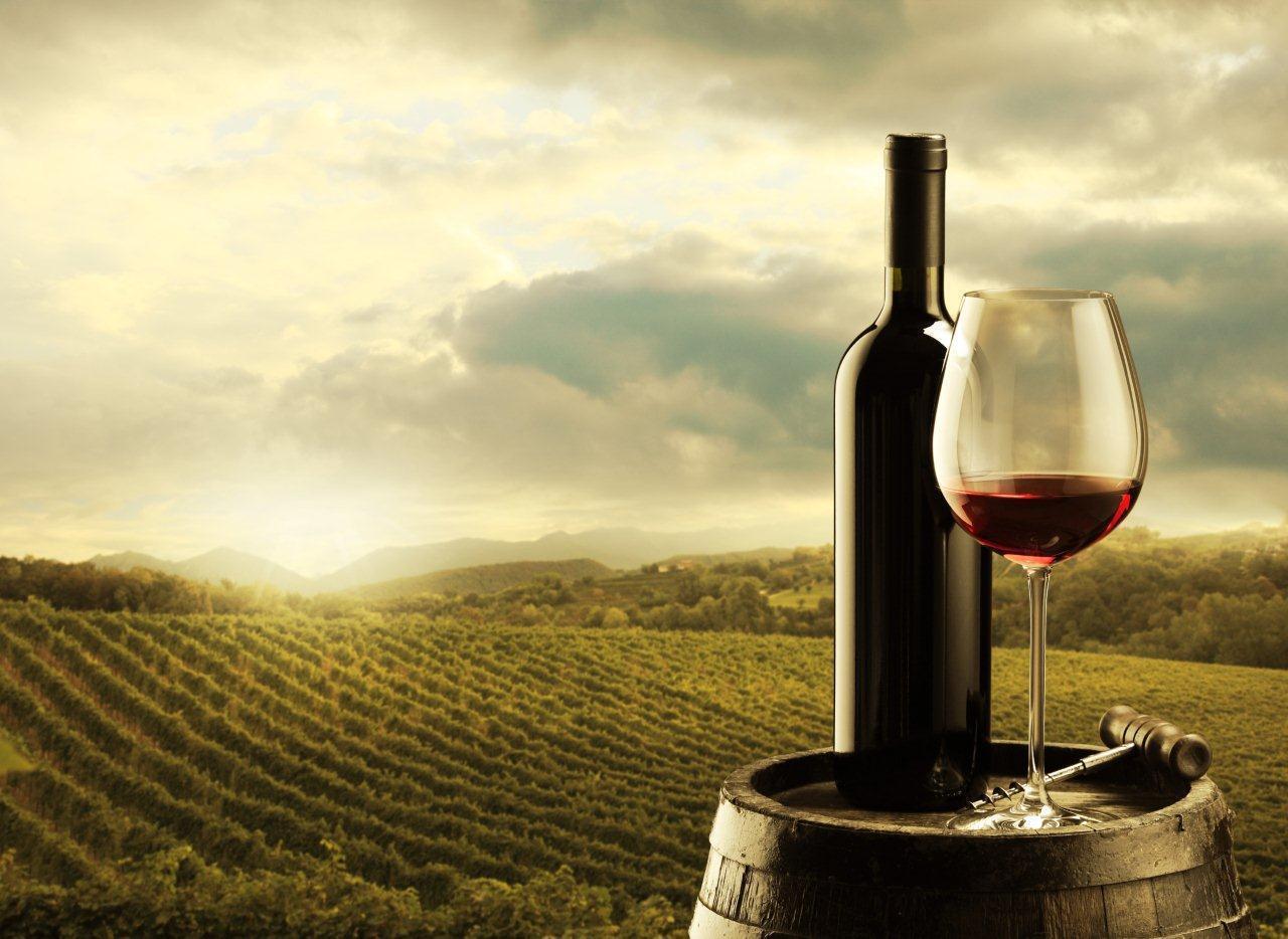 Der Augsburger Online-Weinhändler WEiNDOTCOM will mit seinem um Stahl-Weine erweiterten Sortiment weiter wachsen, Foto: fotolia