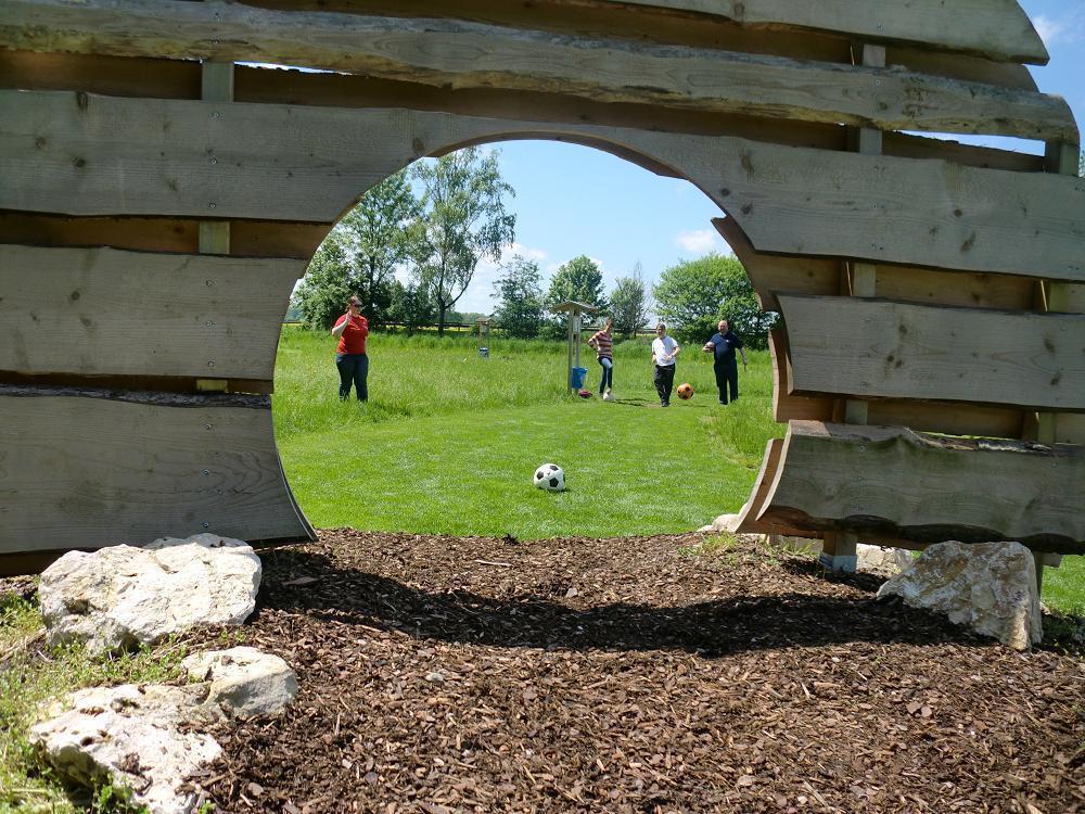 Das Runde muss ins Runde - Die Regeln von Fussballgolf ähneln denen von Golf, nur mit mehr Ballgefühl, Foto: Jugendfeuerwehr
