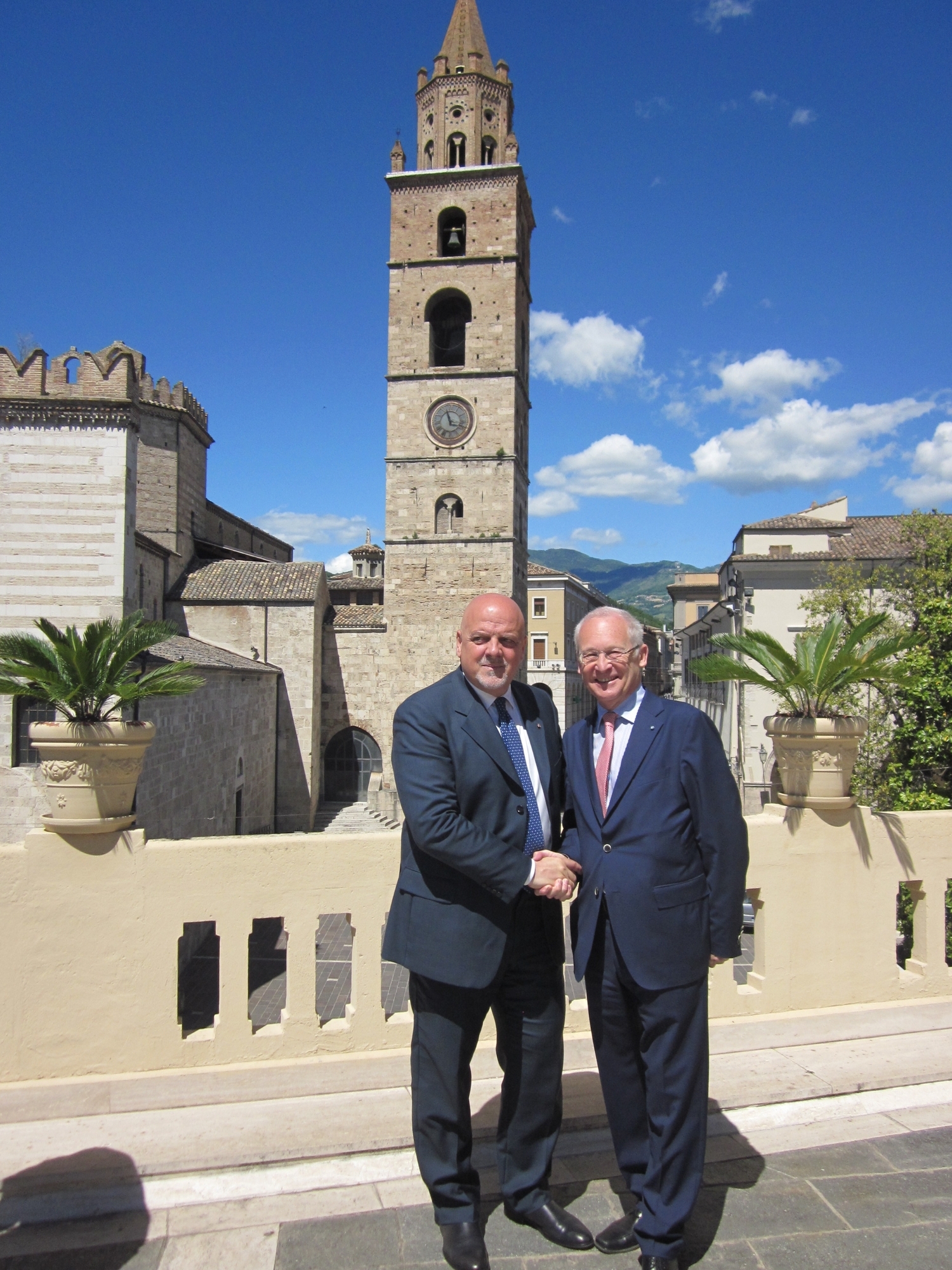 Dr. Ivo Holzinger bei seinem Besuch in der Memminger Partnerstadt Teramo mit Oberbürgermeister Maurizio Brucchi. Foto: Störl
